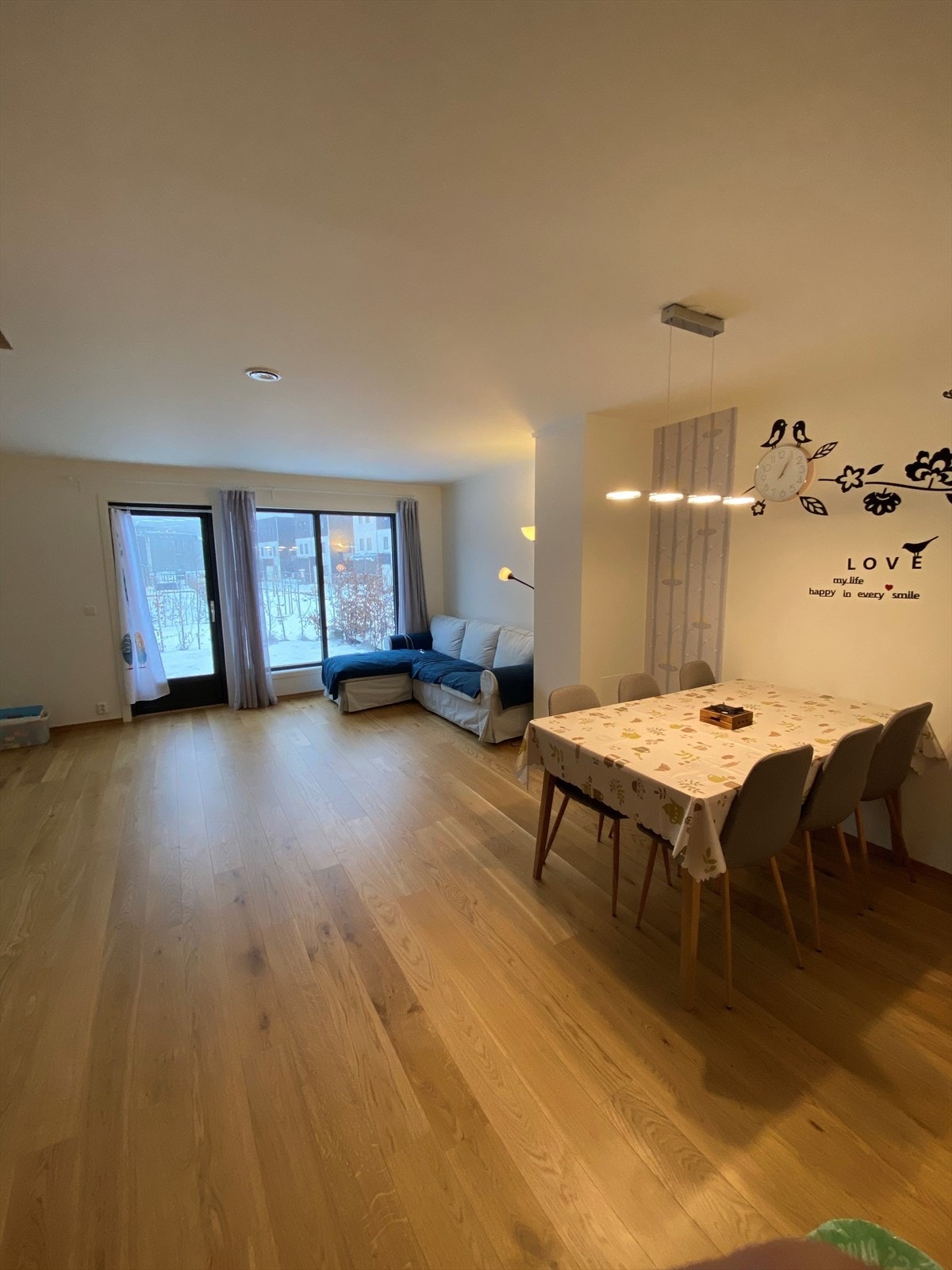 Boligen er delvis møblert med sofa, spisebord, stoler, senger og div kjøkkenutstyr. Galleribilde