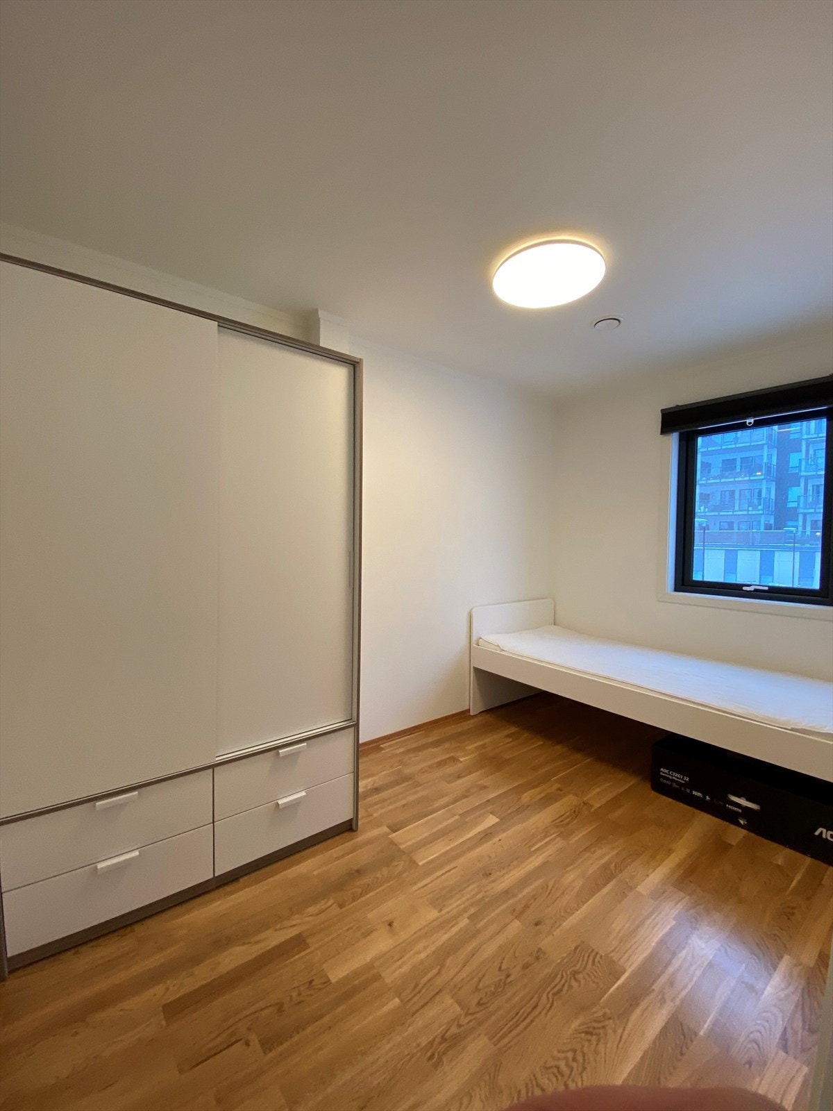 Soverom 2 innredet med stort garderobeskap. Galleribilde