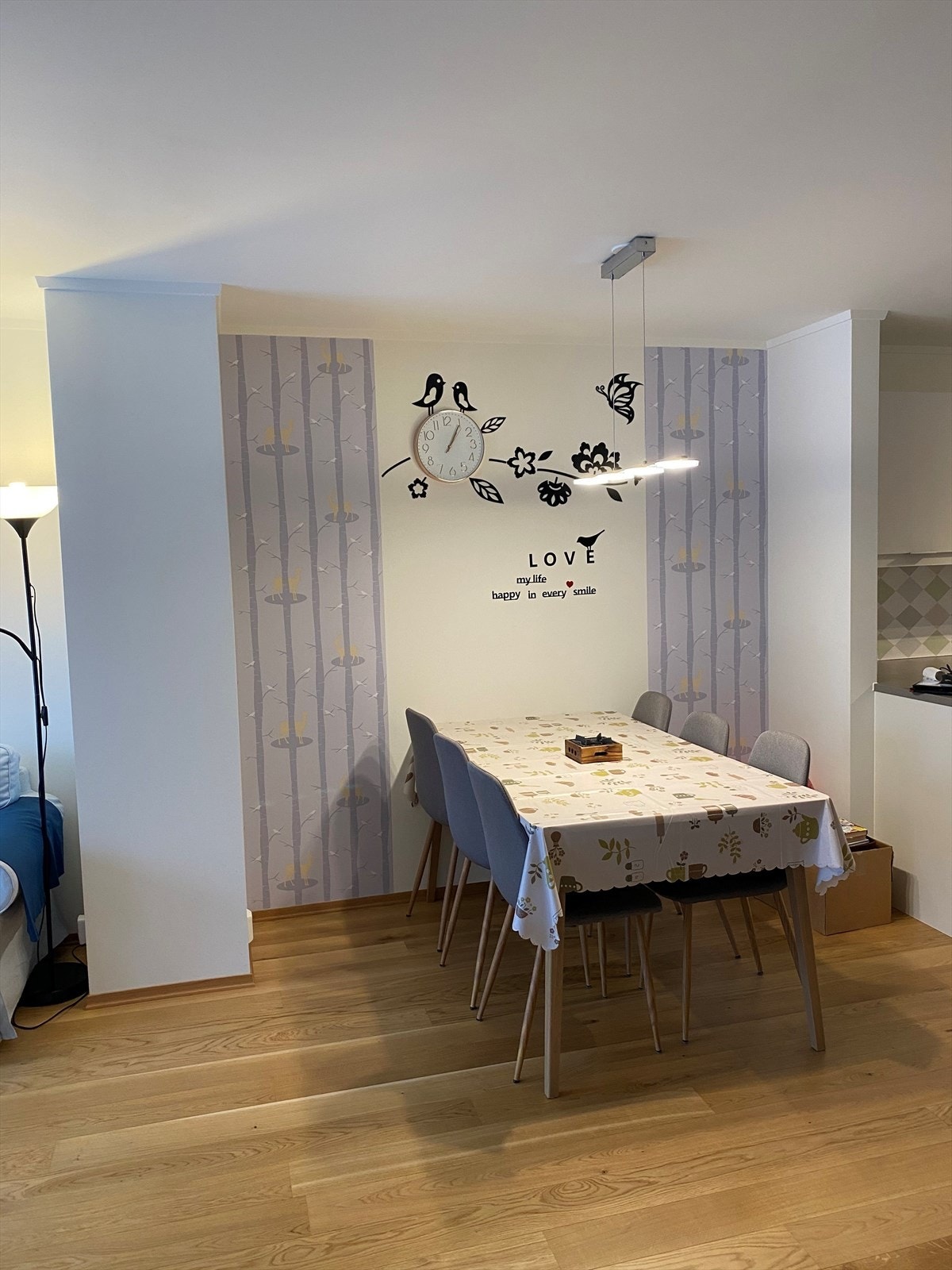 God plass til alle rundt spisebordet. Galleribilde