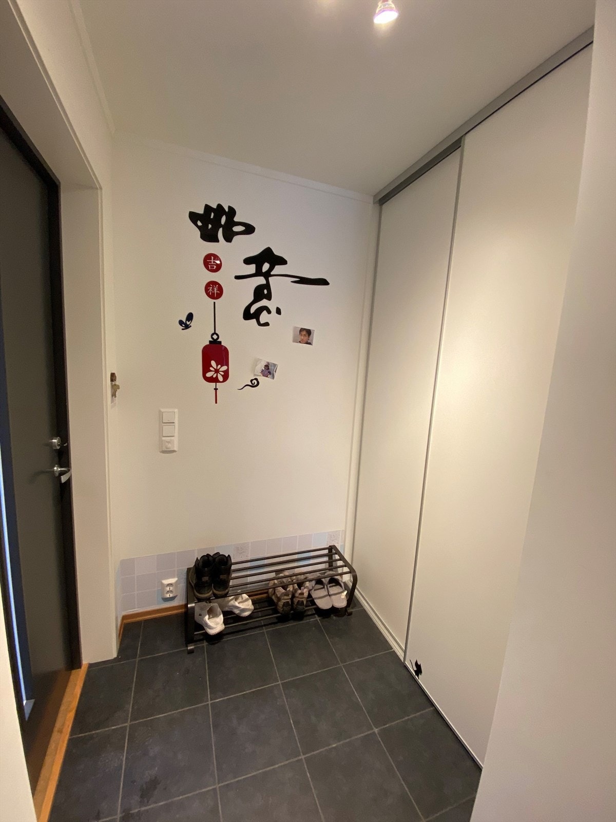 Flislagt entré med innebygd skyvedørsgarderobe. Galleribilde