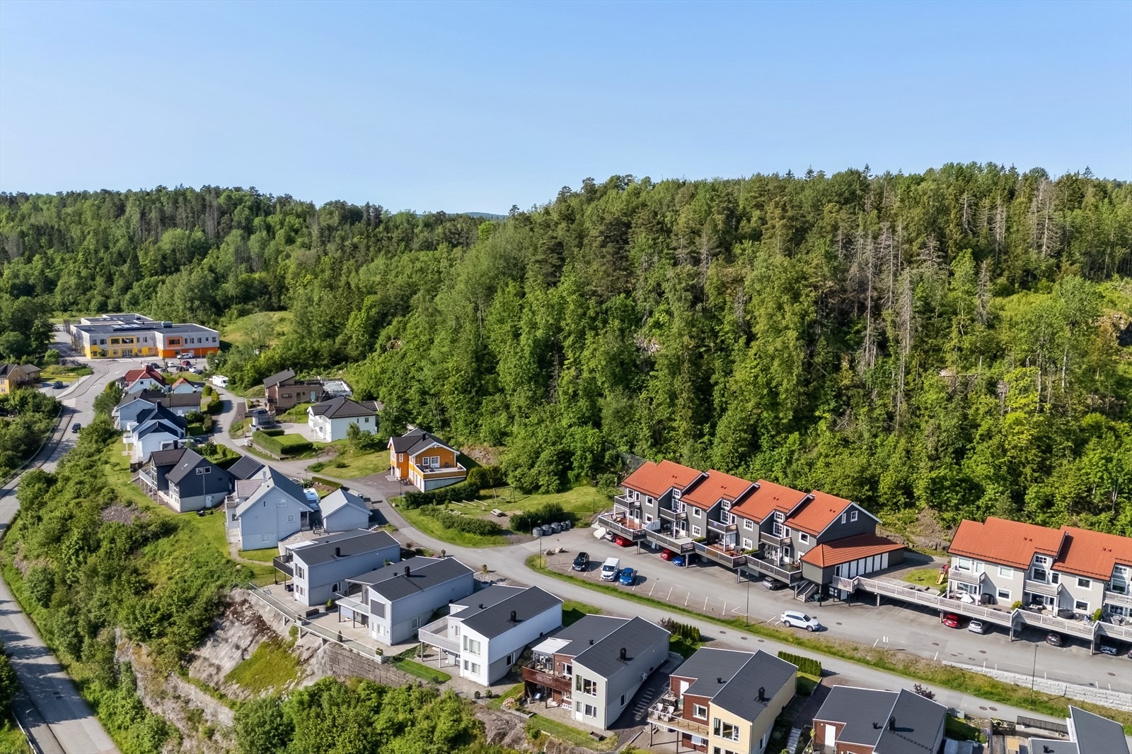 Dronefoto av området. leil. ligger helt til venstre i rekken Galleribilde