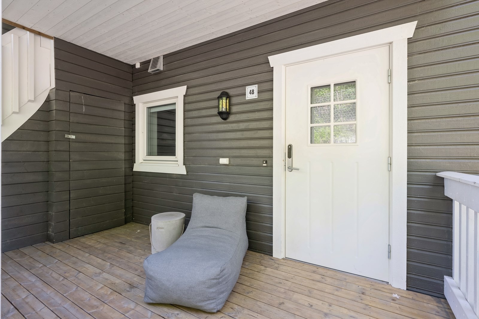 Fin liten balkong ved inngang med en bod under trappen. Galleribilde