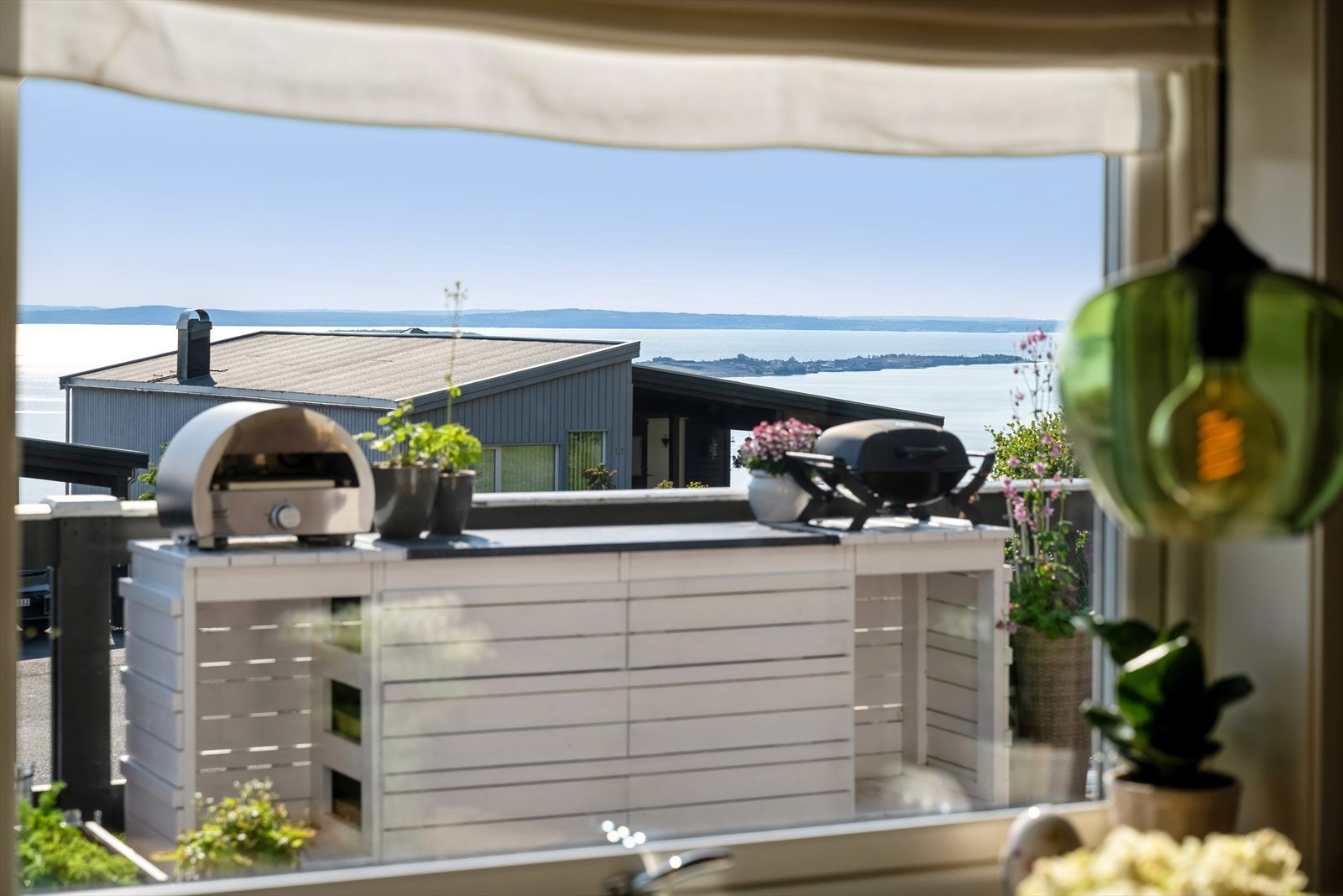 Fra utekjøkken på terrassen er det flott sjøutsikt Galleribilde