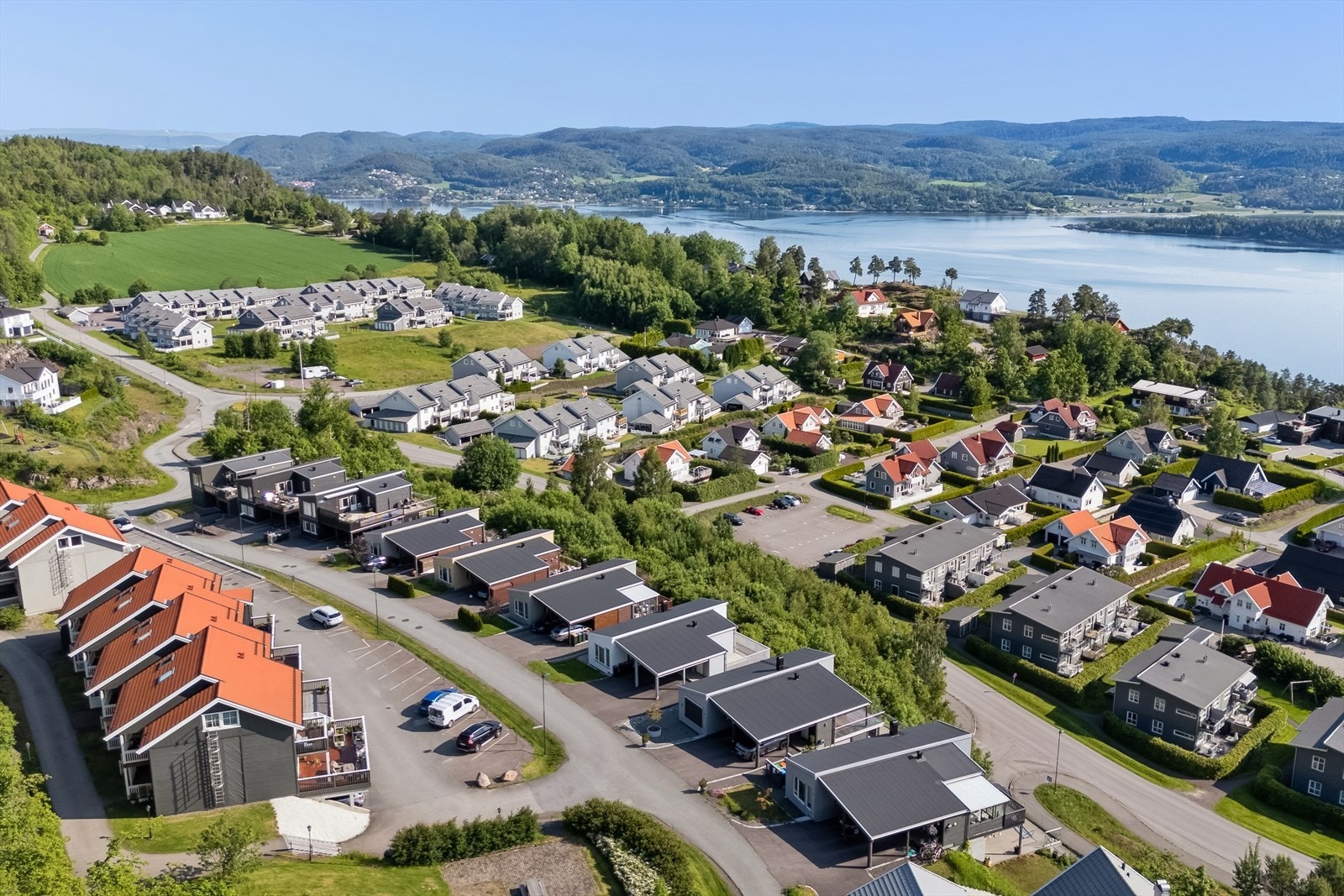Dronefoto, leiligheten ligger nærmest i rekken Galleribilde