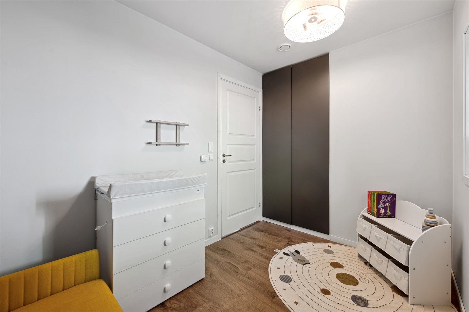 Barnerommet hat et dobbelt skap. Galleribilde