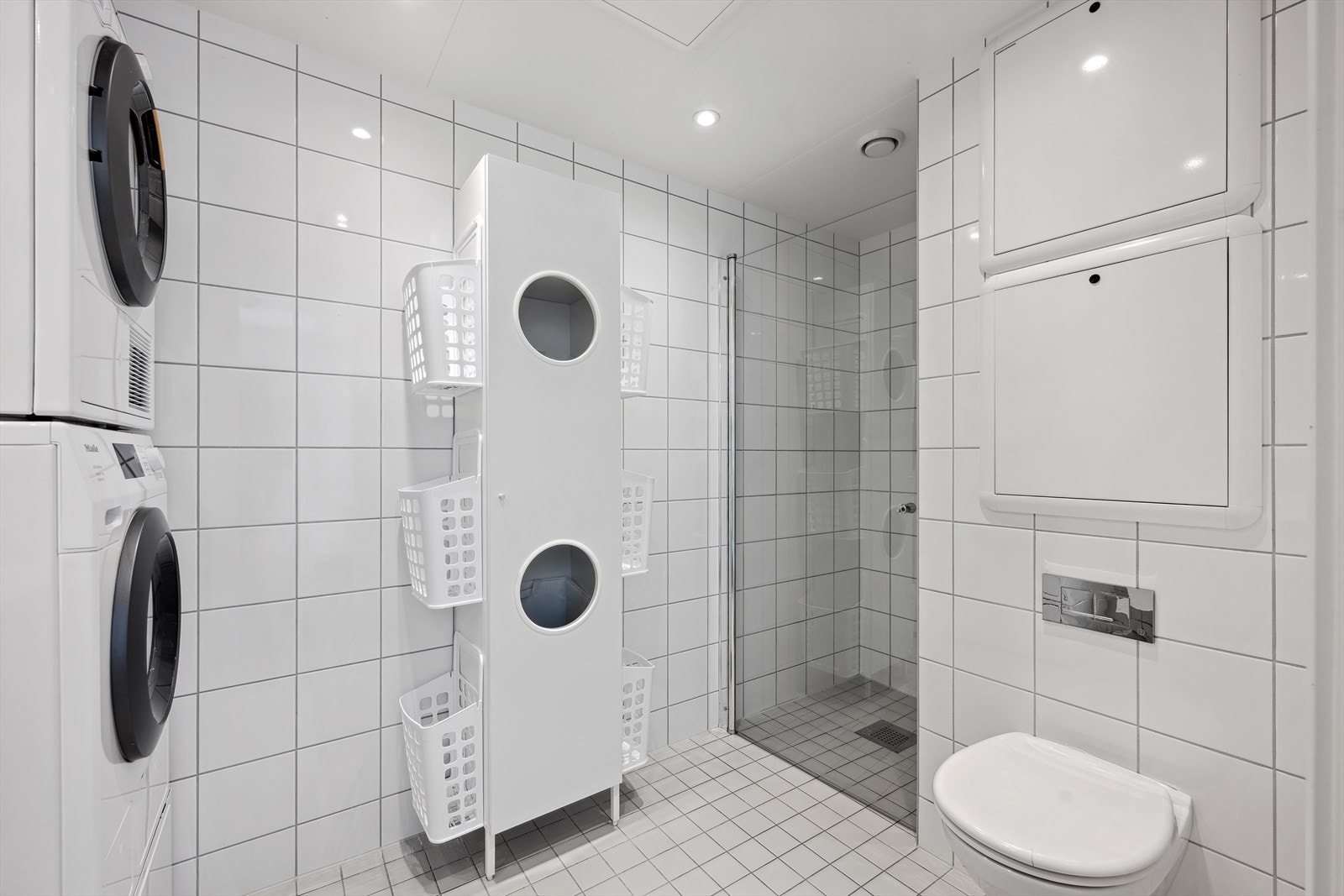 Badet har dusjnisje og vegghengt toalett. Galleribilde