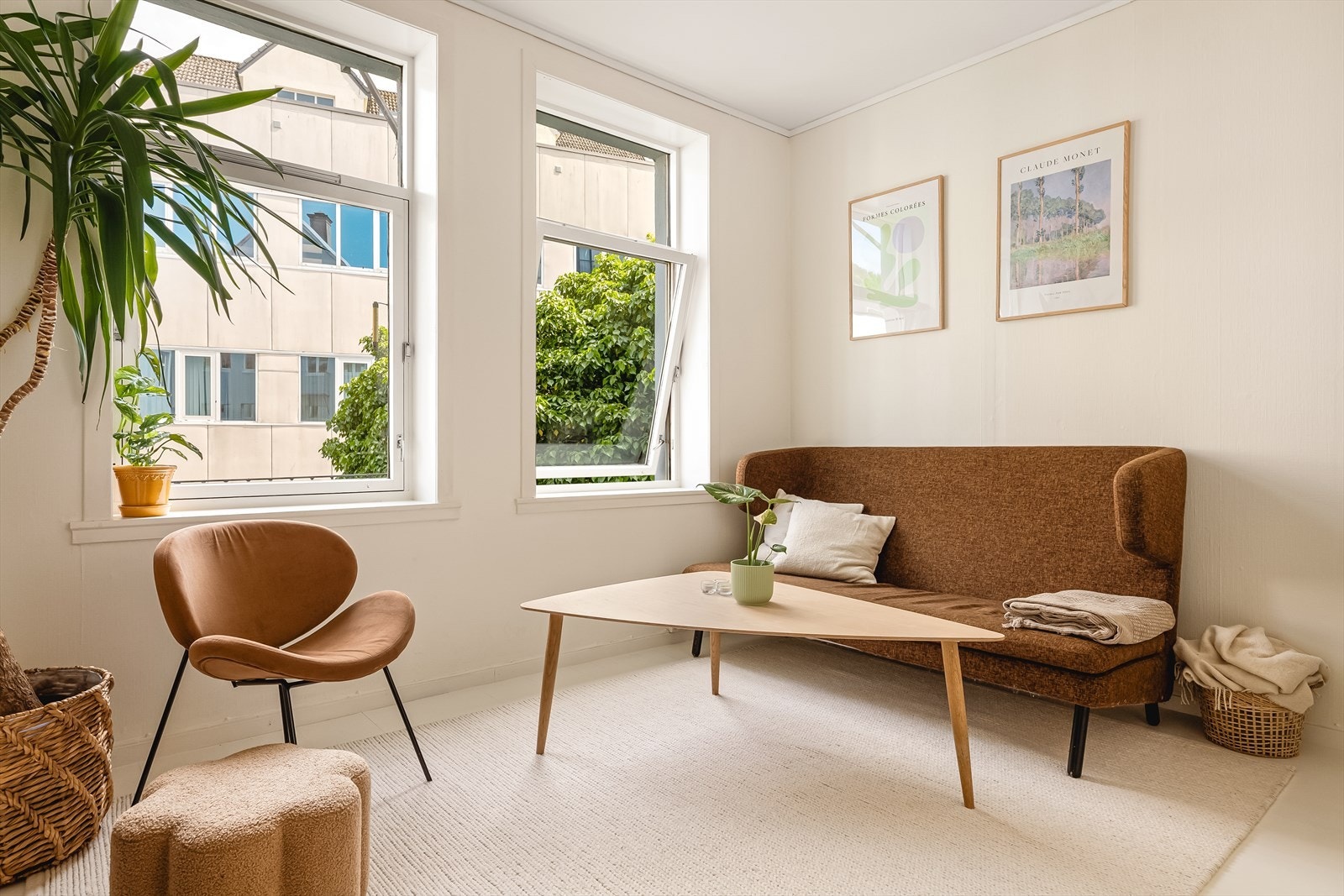 Leiligheten har en flott plassering i byggets 3. etasje og er vendt ut mot en rolig og frodig bakgård. Galleribilde