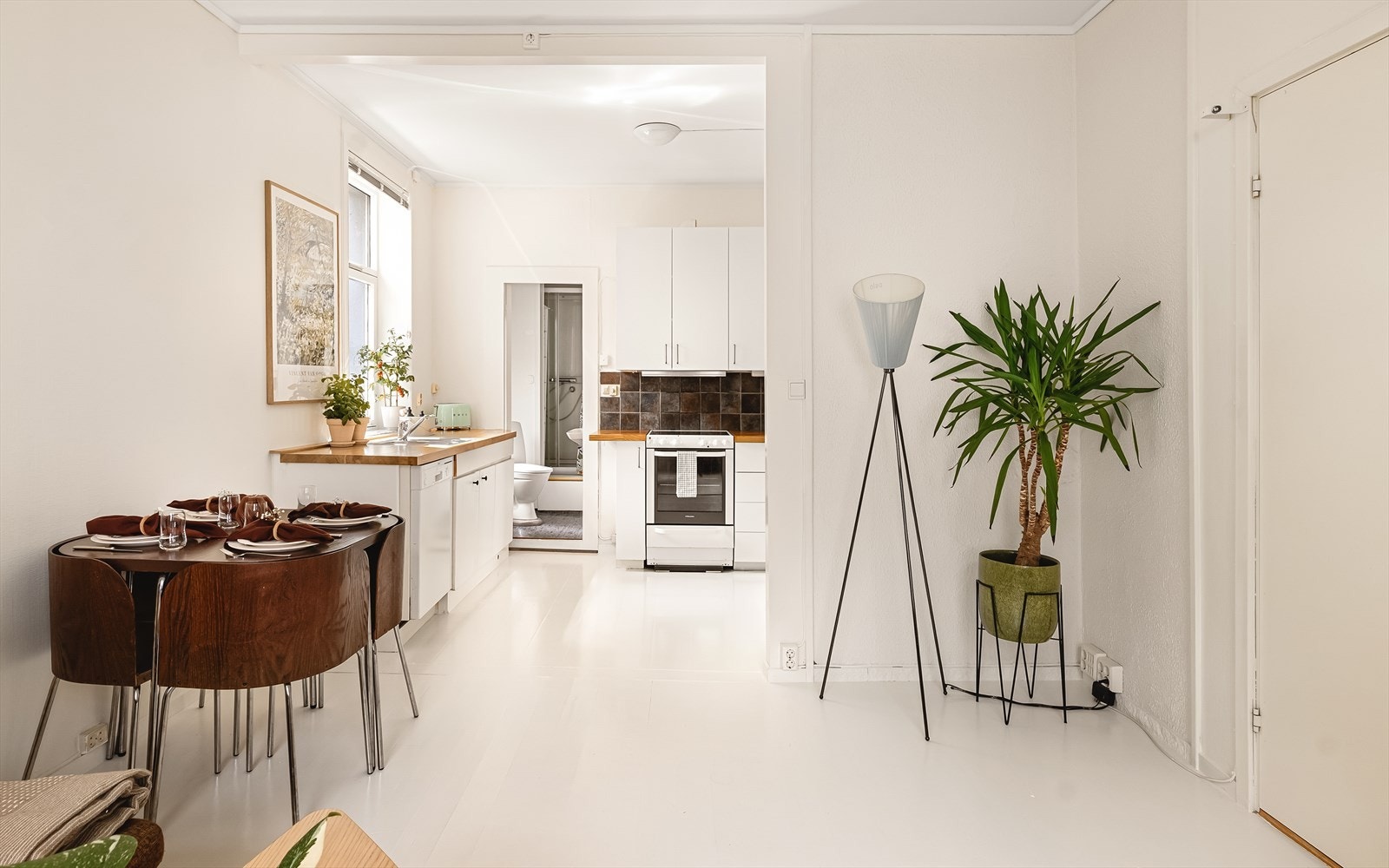 Leiligheten har en luftig og praktisk planløsning, med naturlige soner. Galleribilde