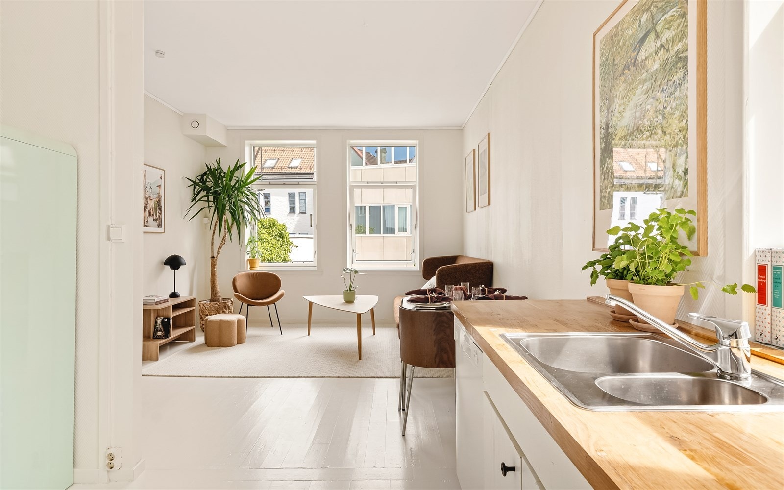 Stuen har en generøs takhøyde som gir rommet ekstra volum og luftighet. Galleribilde