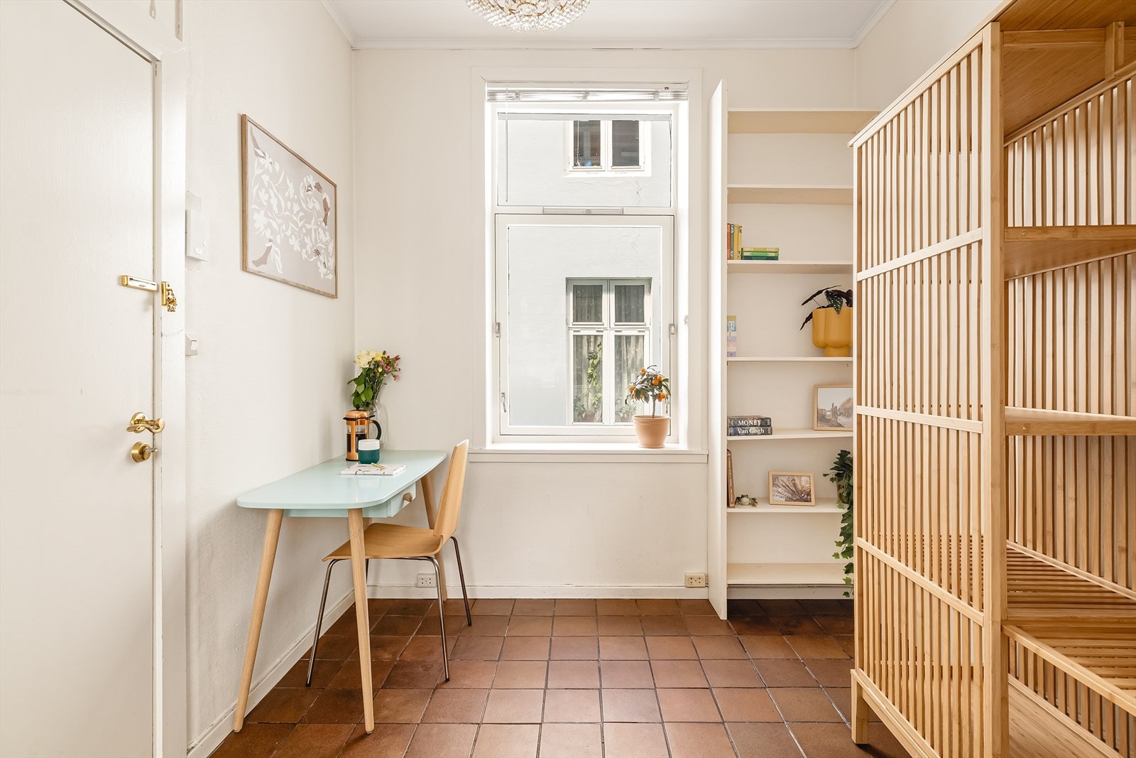 I gangen er det plass til å innrede med både skrivepult og garderobe for oppheng av yttertøy. Galleribilde