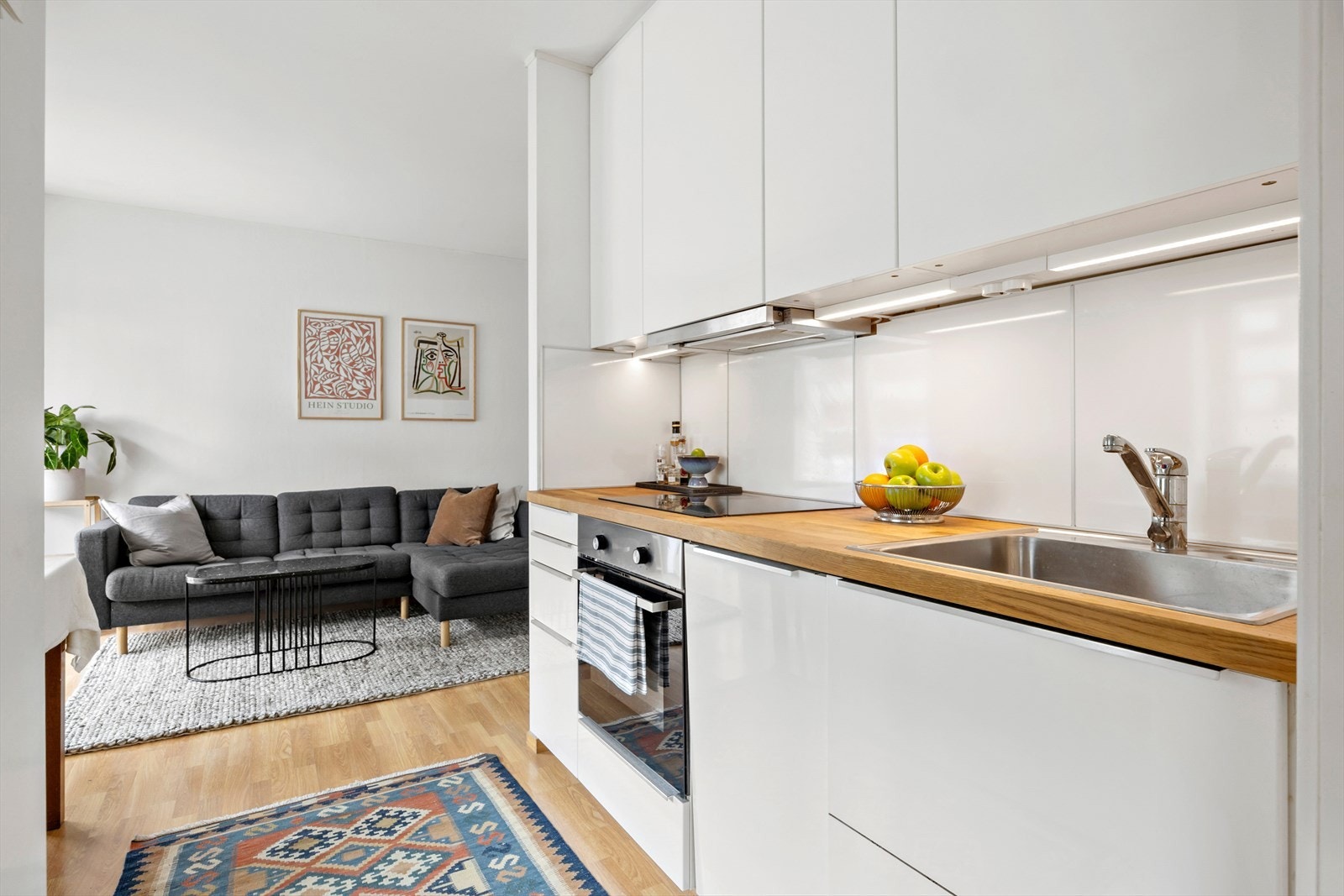 Pent og moderne kjøkken fra IKEA montert år 2015 Galleribilde