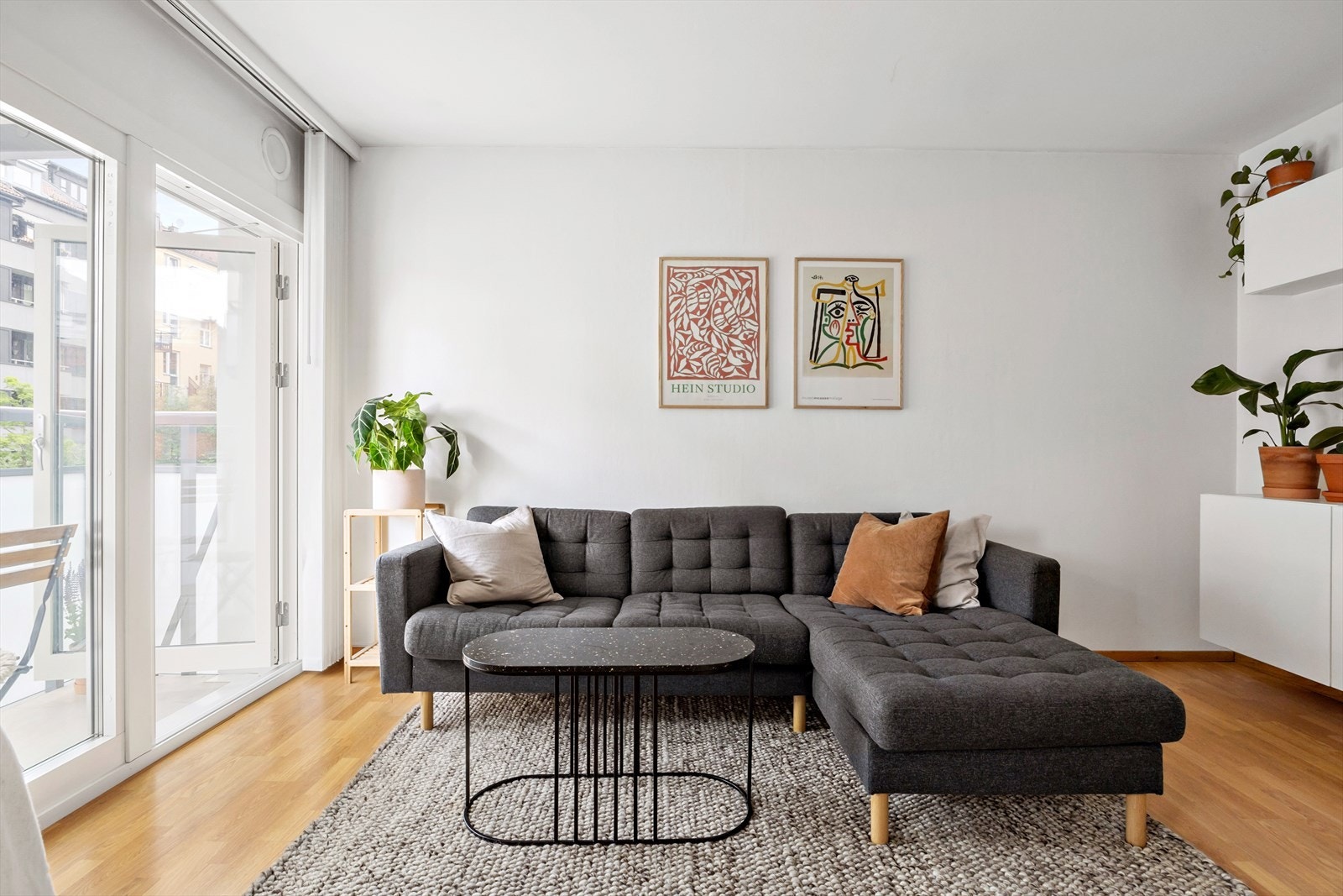 Her er det god plass til sofa, spisebord og TV-møblement Galleribilde