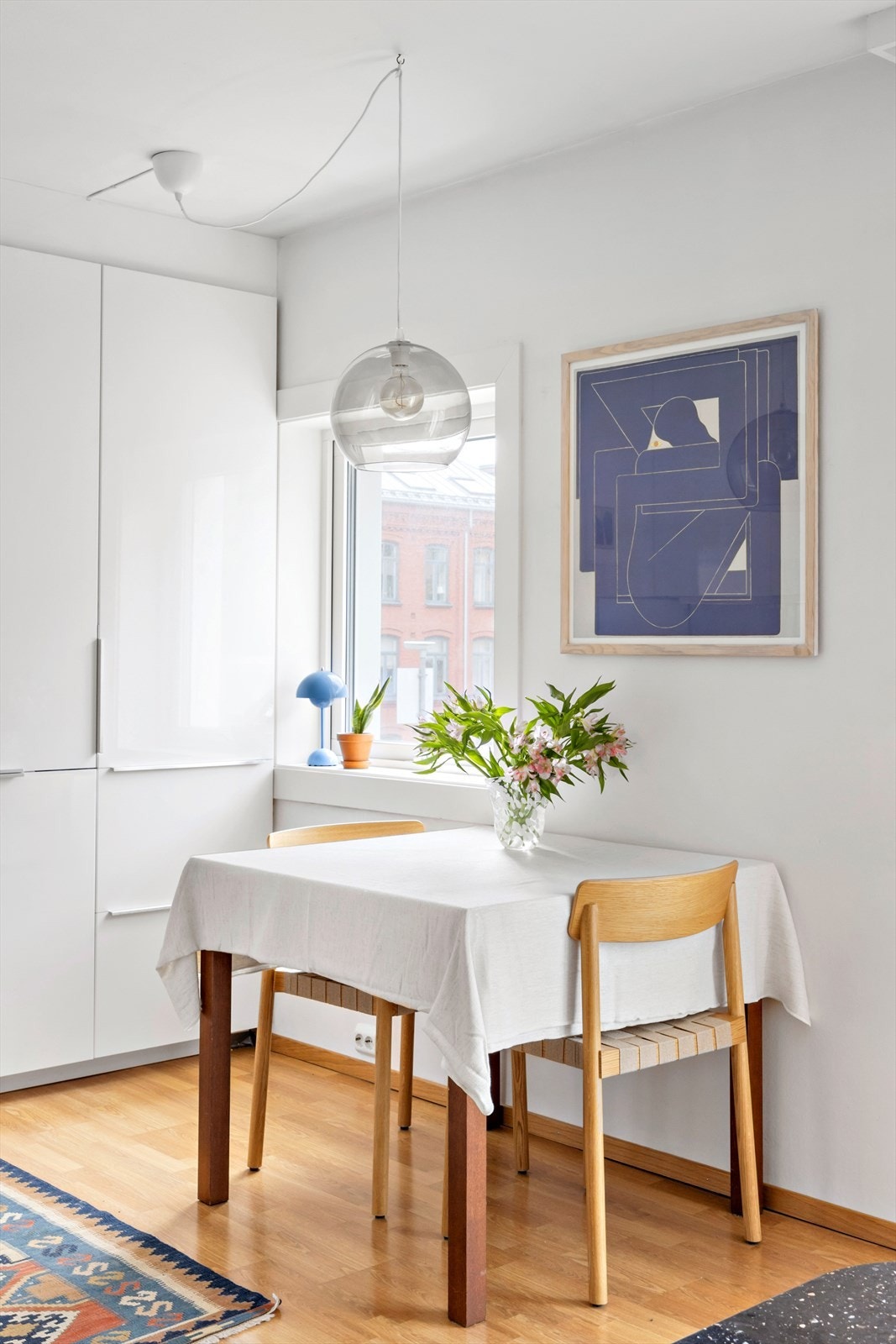 Hyggelig spiseplass i forlengelsen av kjøkkenet Galleribilde