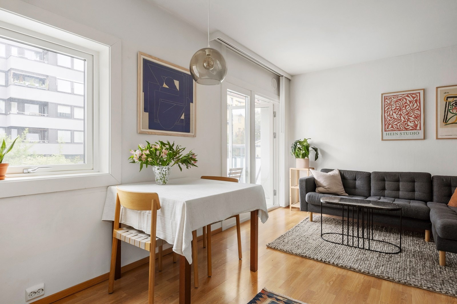 Det er direkte utgang til nordvestvendt balkong fra stuen med ettermiddagssol Galleribilde