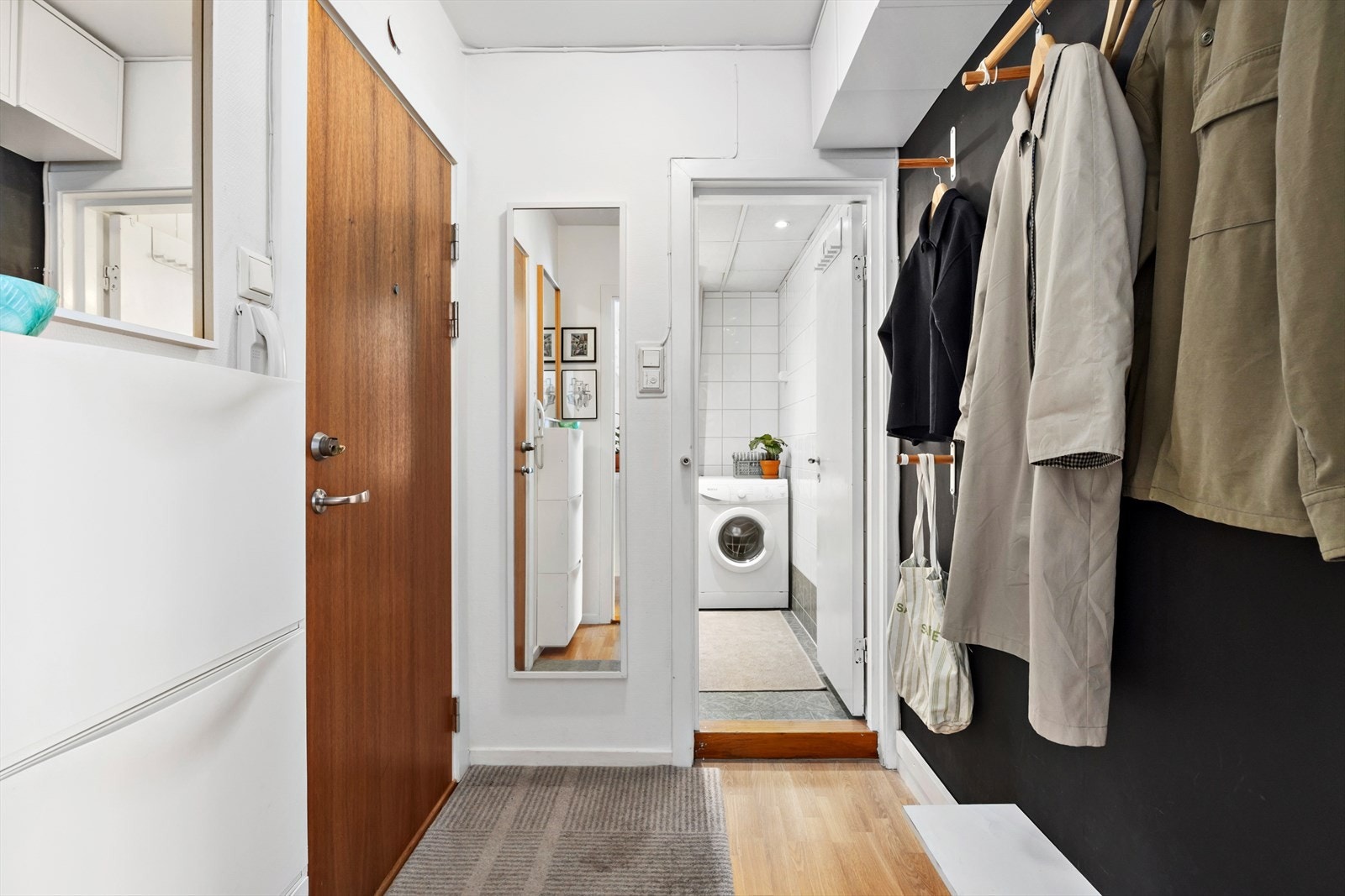 Romslig entré hvor det er god plass til å henge fra seg yttertøy Galleribilde