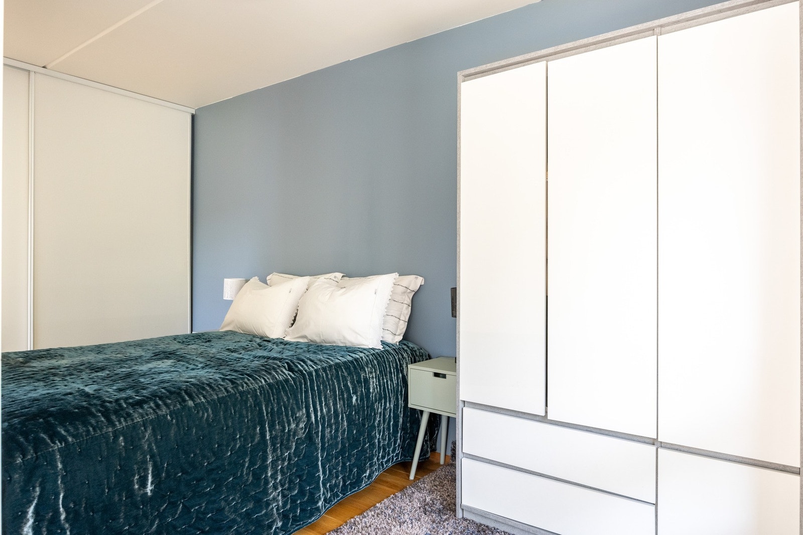 God plass til oppbevaring i medfølgende garderobe. Galleribilde