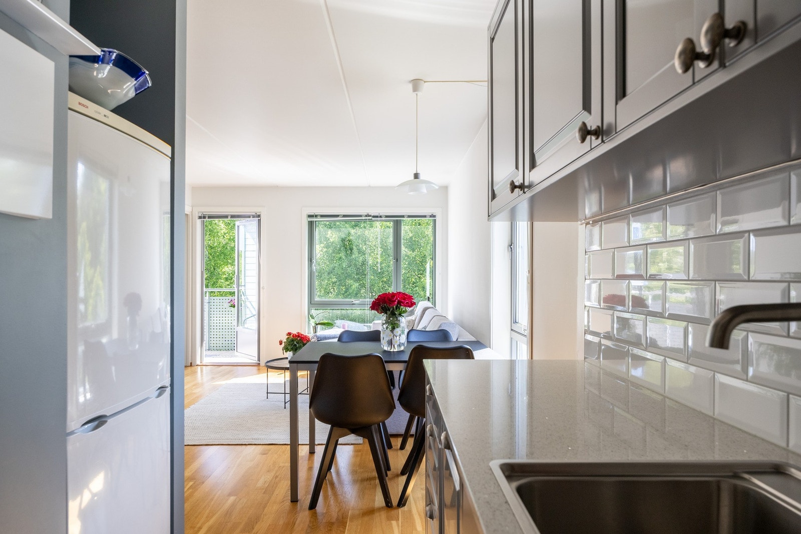 Det er frittstående kjøleskap som medfølger. Galleribilde