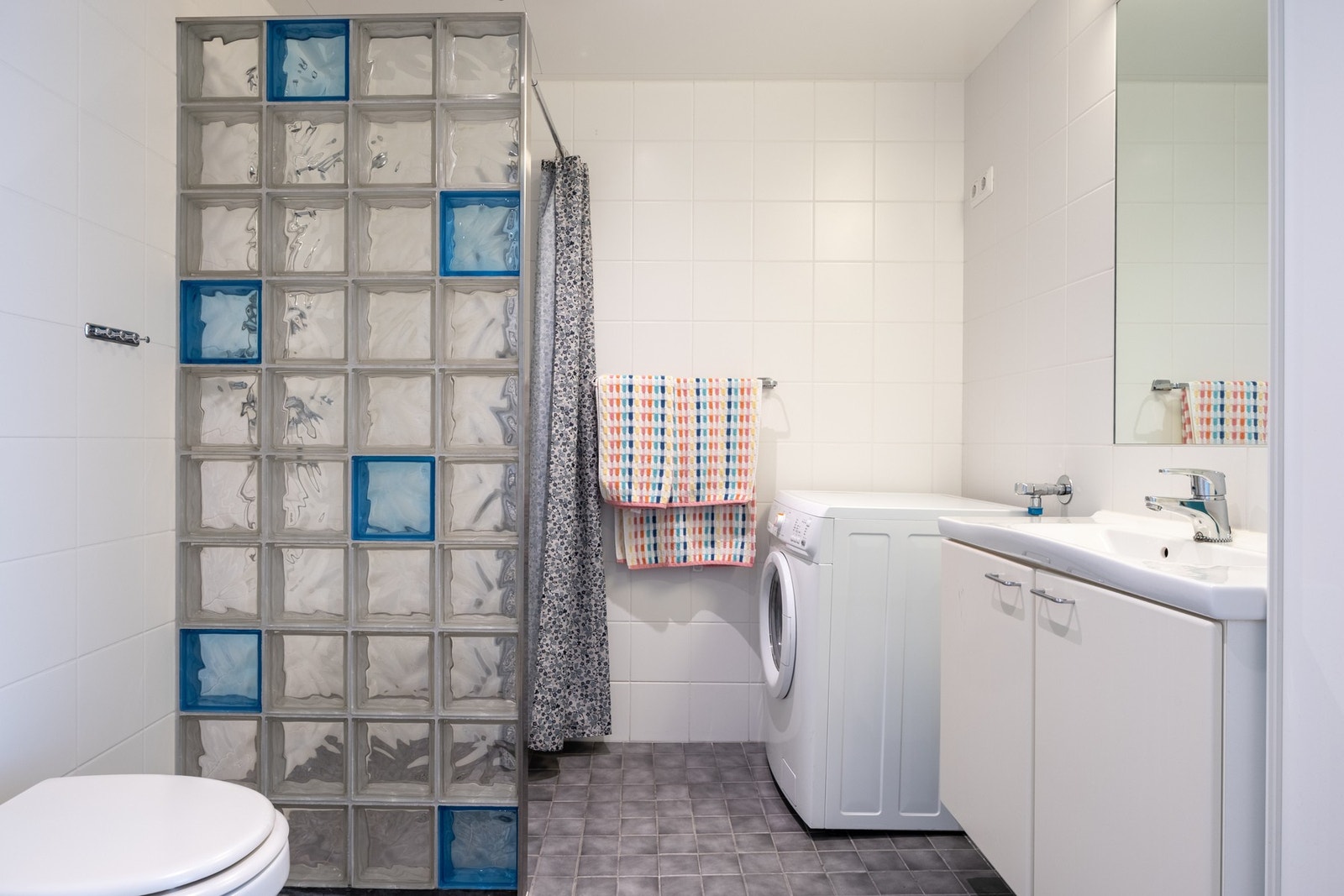 Helfliset bad med gulvvarme. Galleribilde