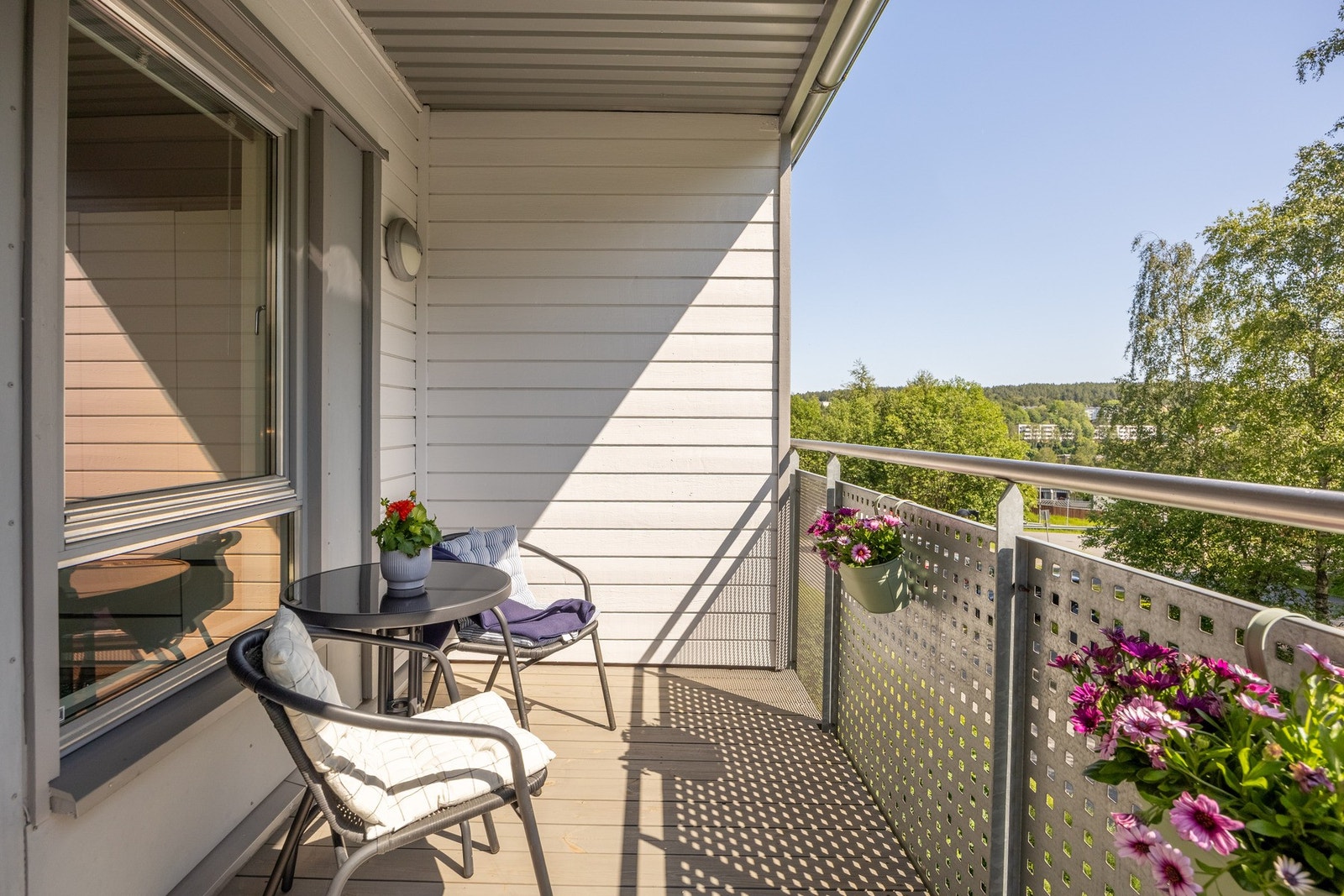 Balkongen er overbygd og har fin utsikt. Galleribilde