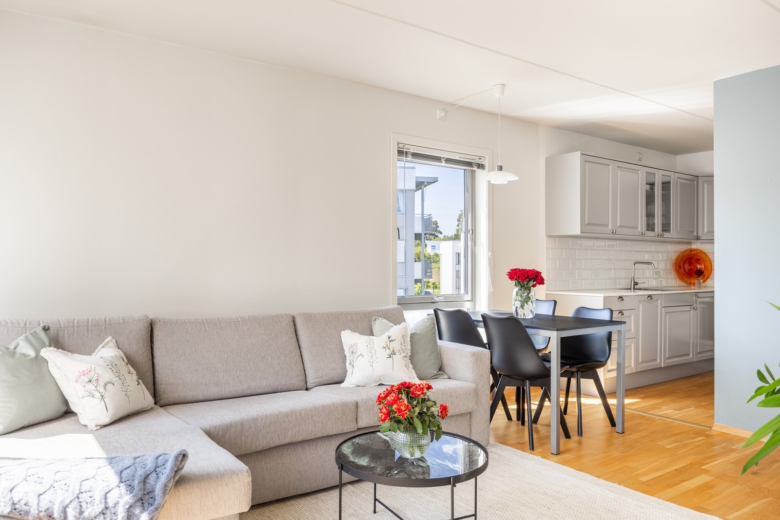 Sosial åpen stue- og kjøkkenløsning. Galleribilde