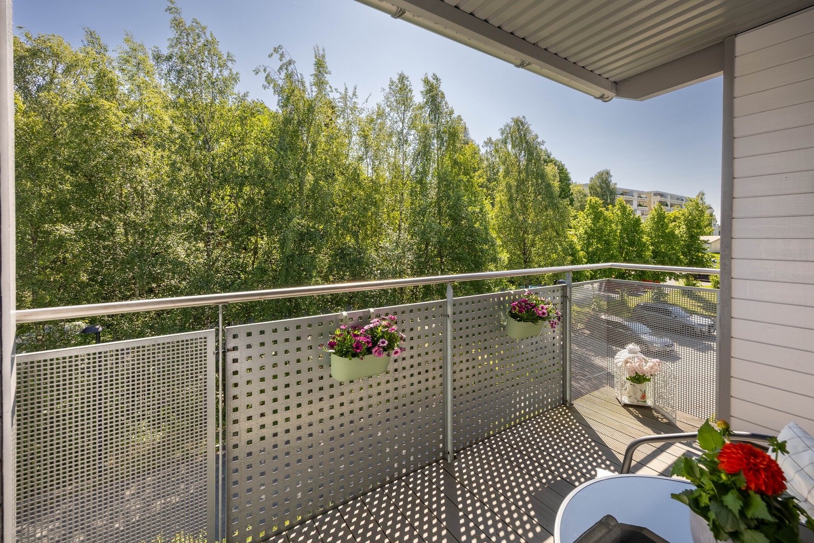 Fra stuen er det utgang til en trivelig balkong. Galleribilde