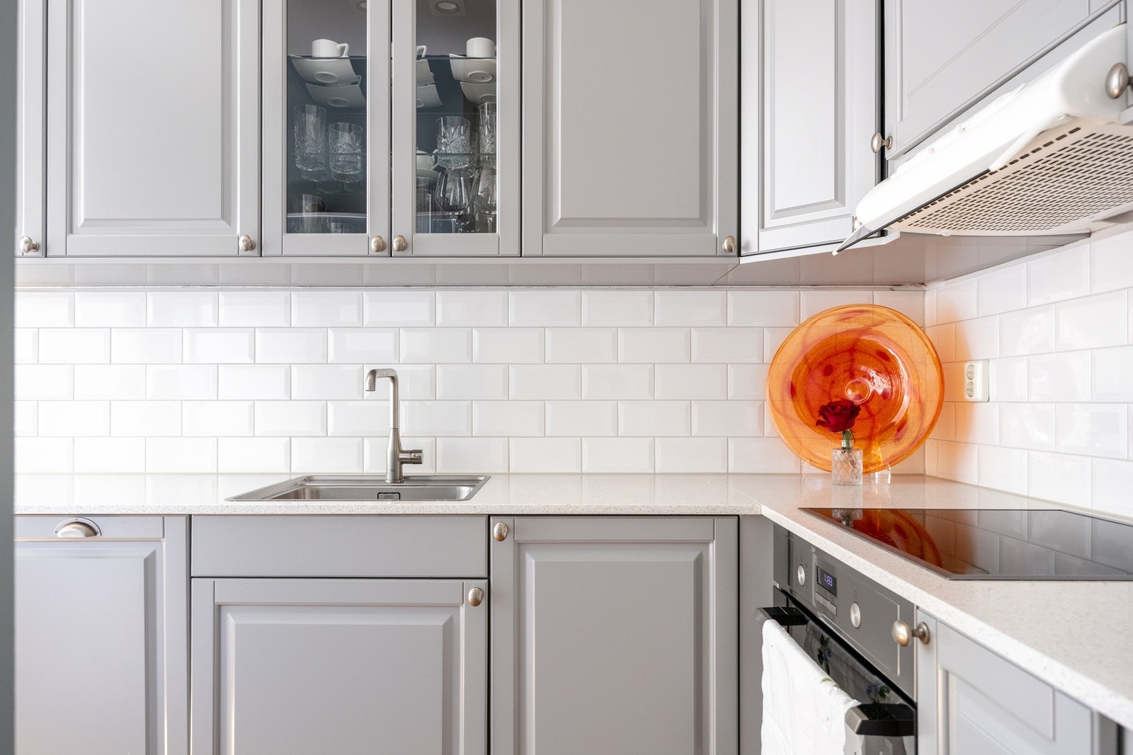 Kjøkkenet har en fin kombinasjon av skap- og benkeplass. Galleribilde