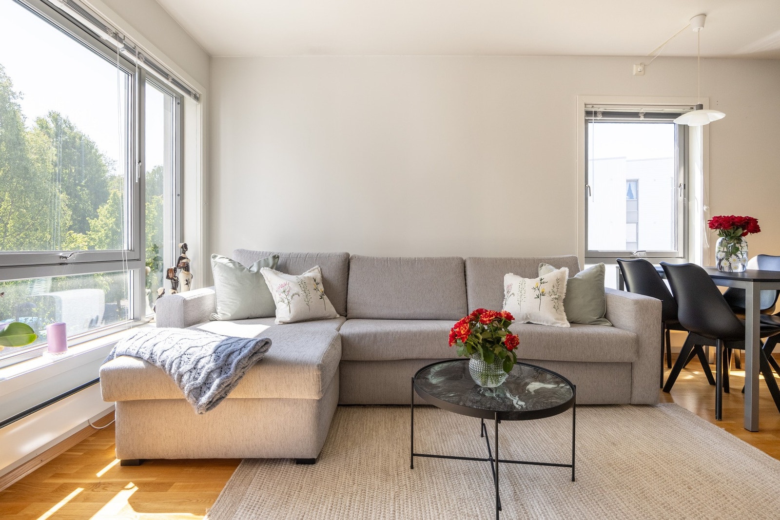 Overflatene er lysmalte, og på gulvet er det parkett. Galleribilde