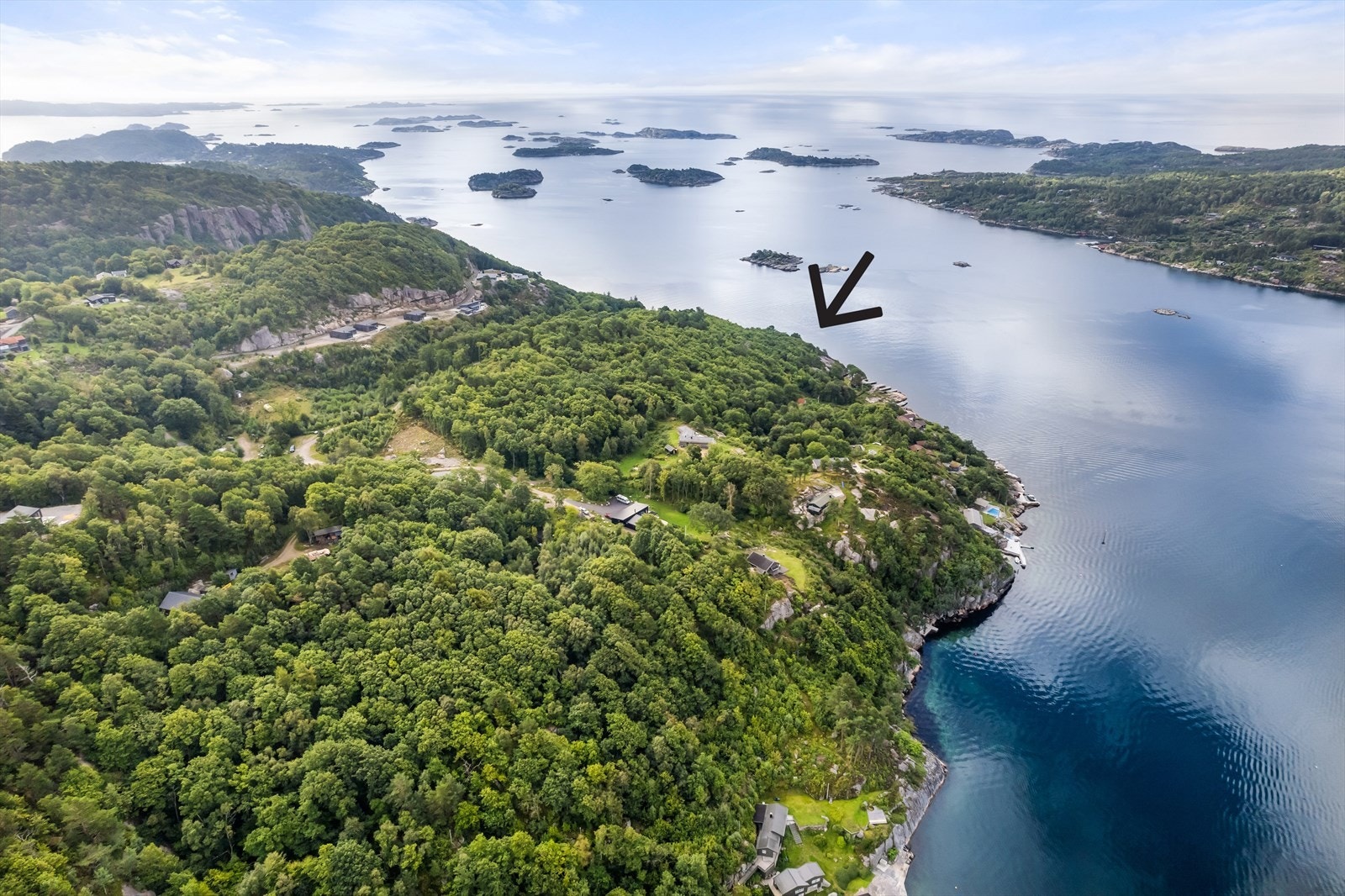 Utløp av Hovskilen mot øst. Persneset; Leden mot Mandal. Øya Hille til høyre i bildet Galleribilde