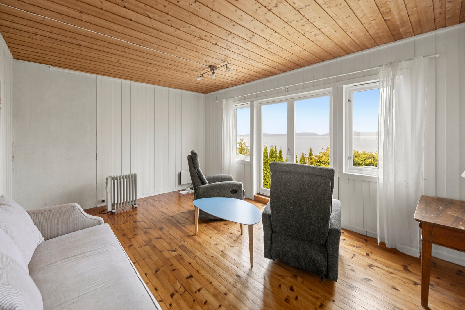 Lys og romslig enebolig med flott sjøutsikt og gode solforhold. Galleribilde