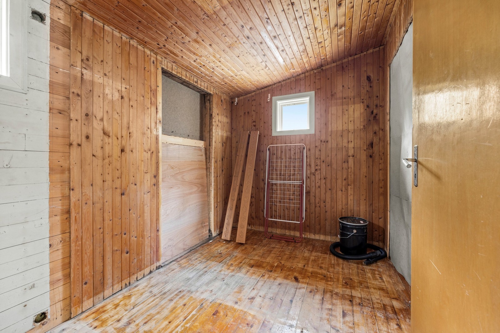 Bod med dør fra kjøkkenet Galleribilde