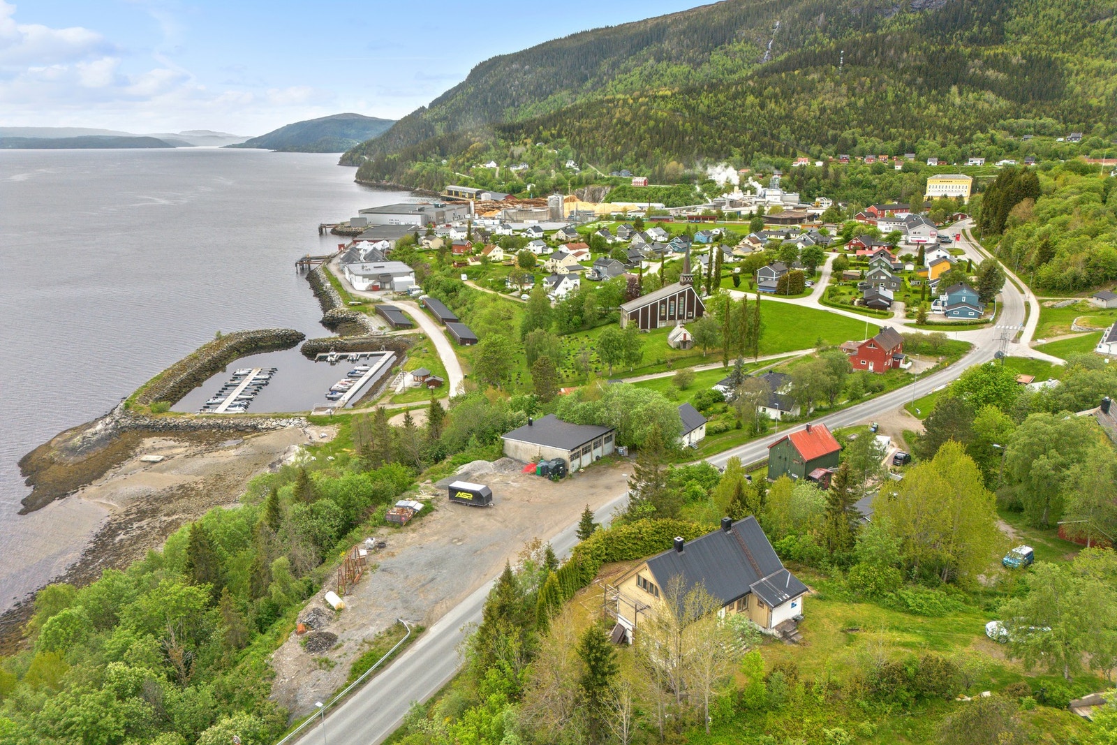 Boligeiendom i Follafoss beliggende i et velfungerende område med småhusbebyggelse. Det er kort veg til småbåthavn, butikk, skole, idrettsbane og opparbeidet turterreng. Galleribilde