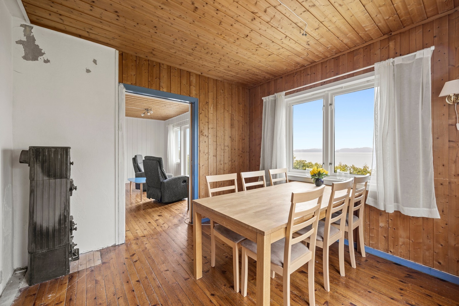 Spisestue med vedovn. Galleribilde