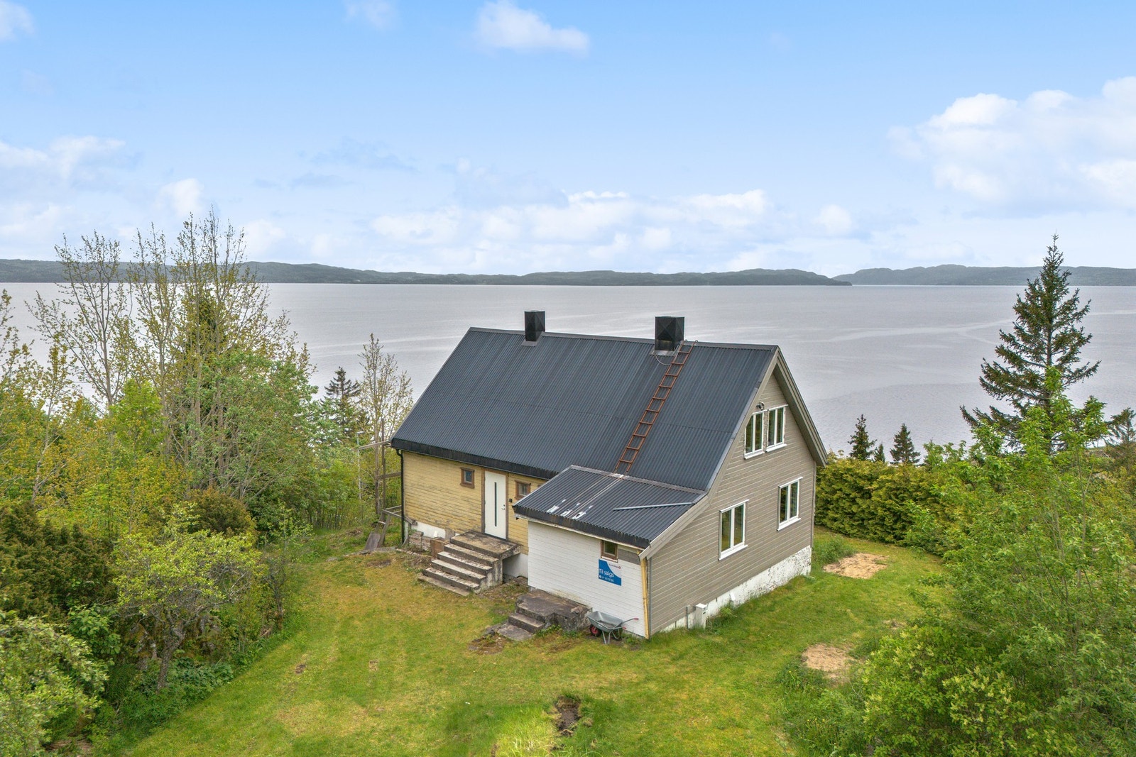 Kledning og vinduer er byttet på sør- og østvegg i 2014. Galleribilde