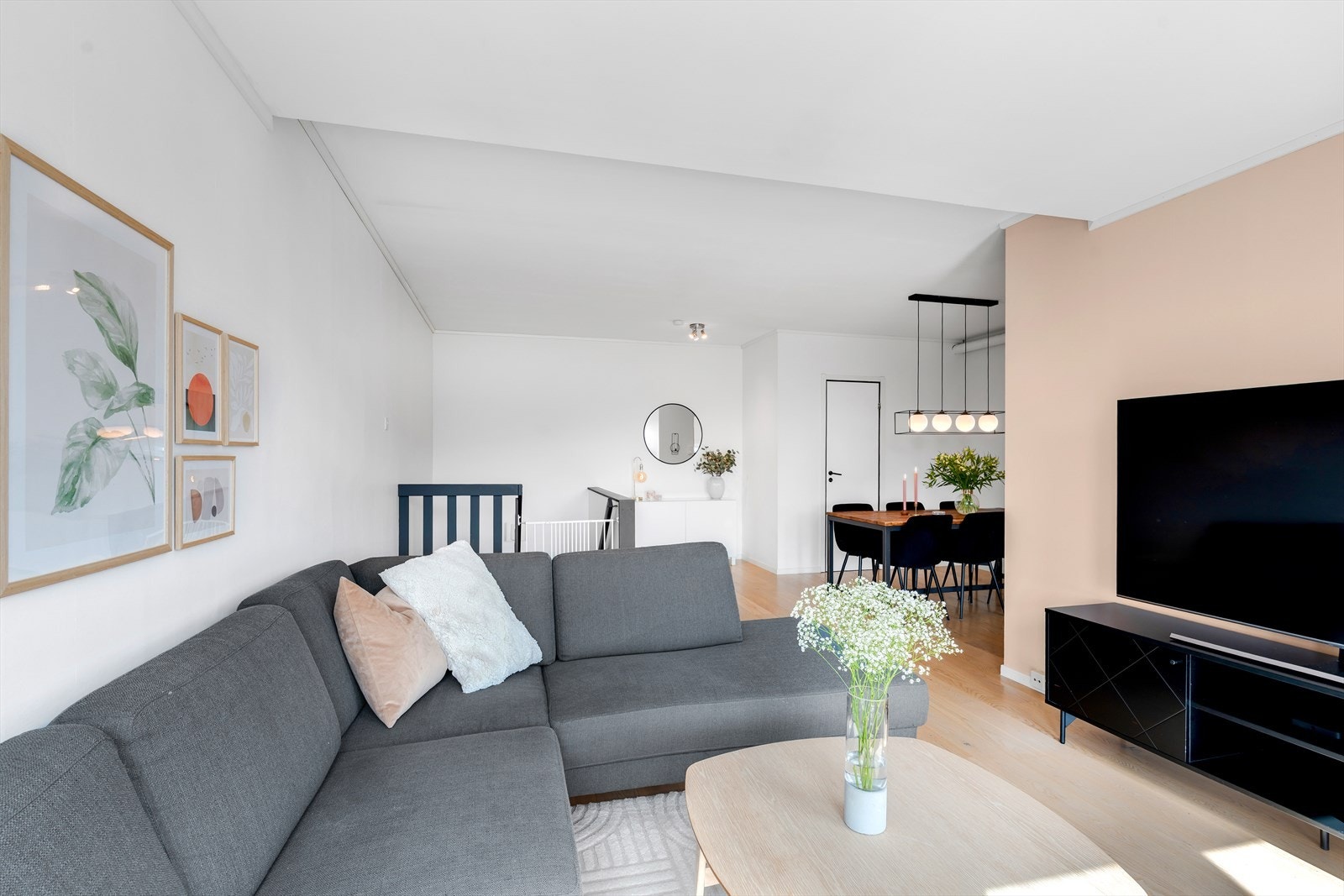 Flott, stilfull og arealeffektiv 3-roms med stor balkong og garasjeplass. Kort avstand til UNN/UiT! Galleribilde