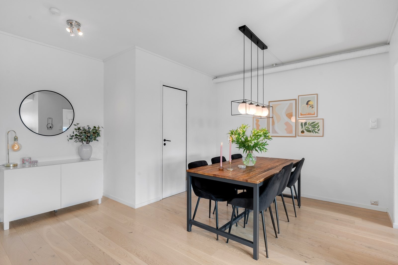 God plass til spisebord- perfekt til større anledninger med flere gjester. Galleribilde