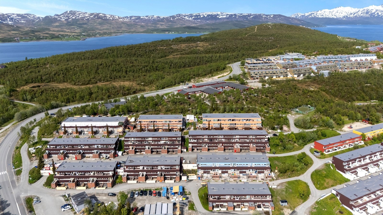 Borettslaget gjennomgår for øyeblikket en utvendig renovering med nytt taktekke, utvendig kledning, etterisolering av vegg i front, nye vinder og dører, ny platting og ny veranda. Galleribilde