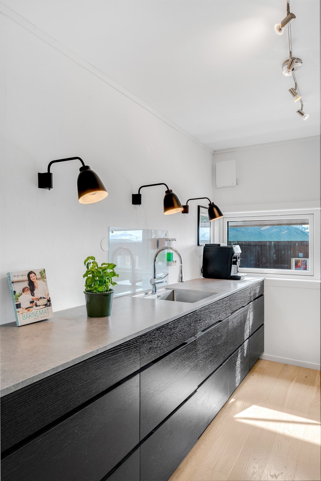 Rikelig med oppbevaringsplass i skuffene, samt god benkeplass. Galleribilde