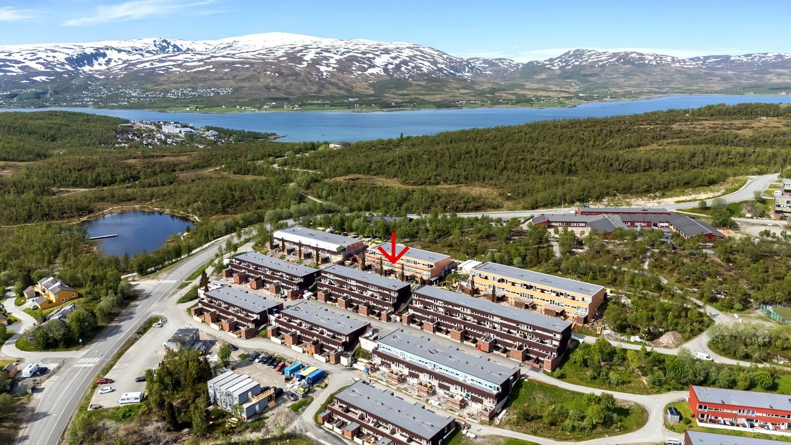 Rundvannet 113 ligger østvendt til med god utsikt på Stakkevollan, ca. 6 km fra Tromsø sentrum. Galleribilde