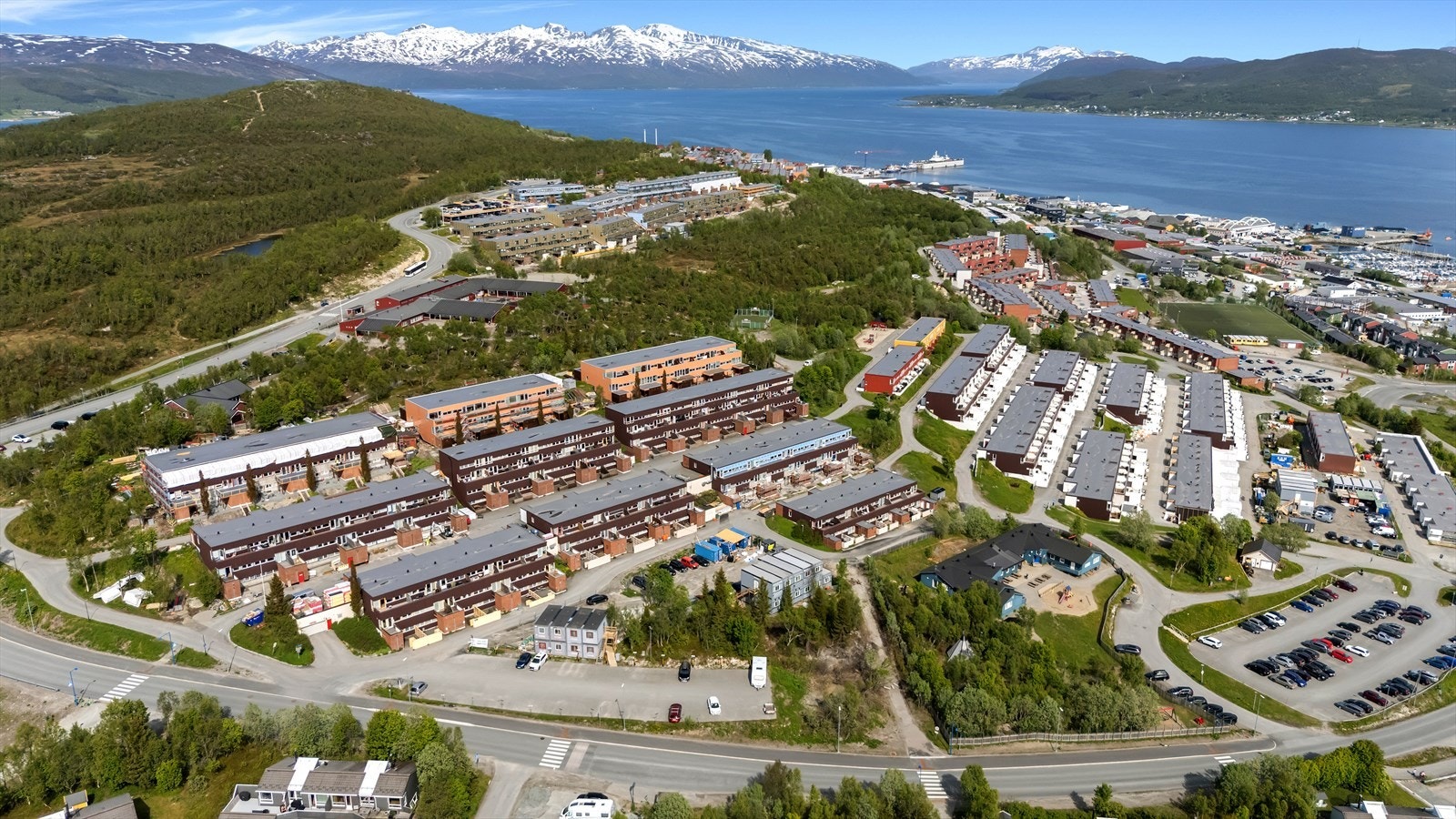 Kort vei til Tromsømarka som byr på flotte turstier, grillområder, og sosiale møteplasser! Galleribilde