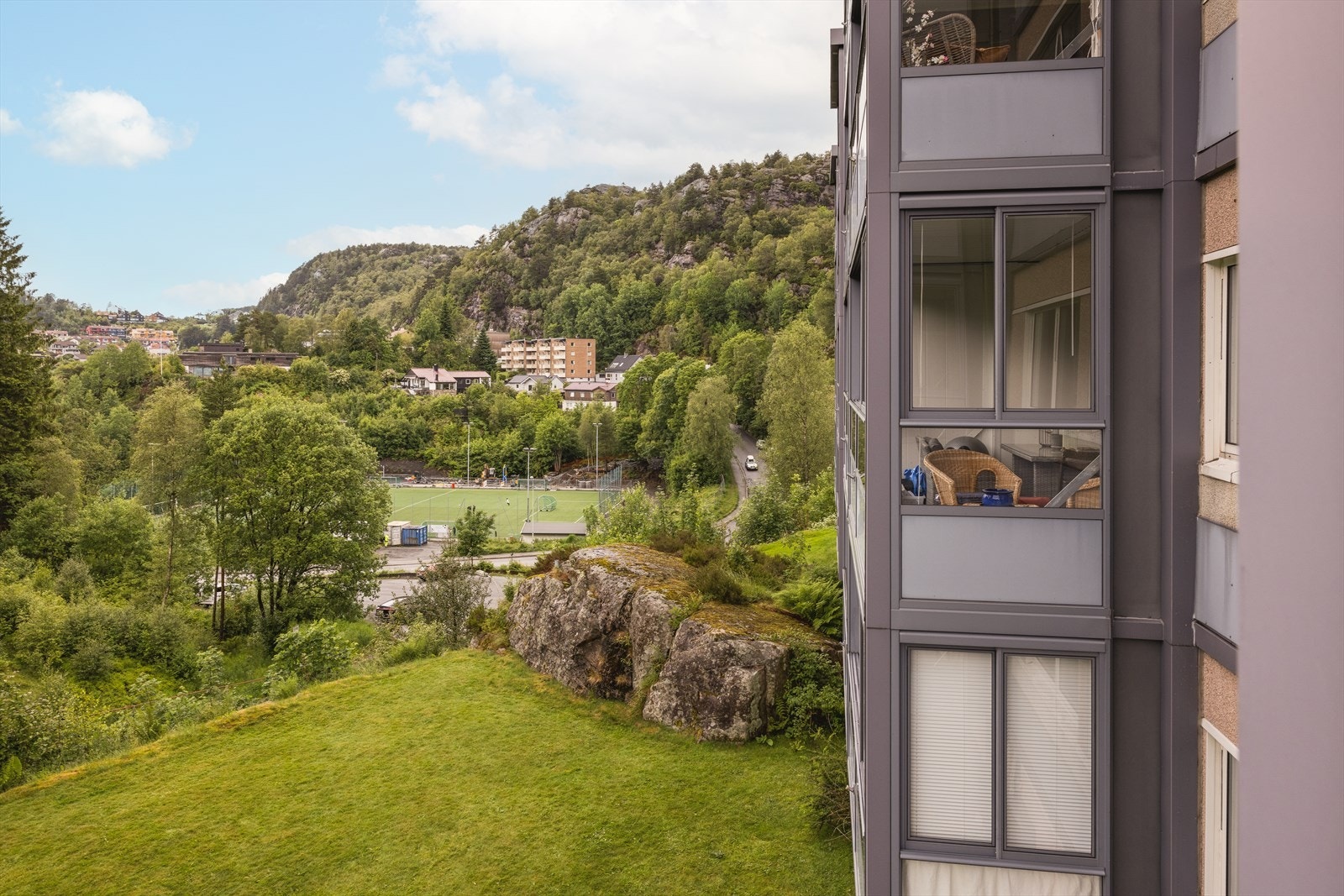 Her bor man sentralt med kort avstand til bl.a. NHH, busstopp, dagligvarebutikker, byfjell og Bergen Sentrum Galleribilde