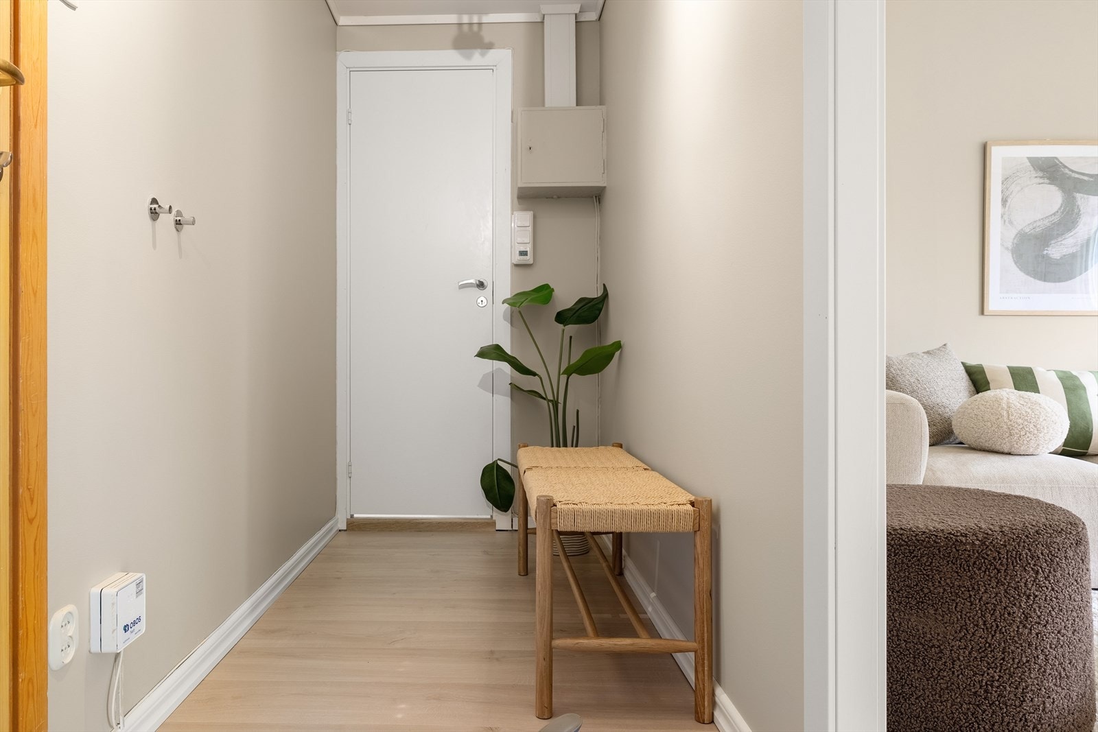 I gangen er det god plass til å henge av seg yttertøy og sette fra seg sko Galleribilde