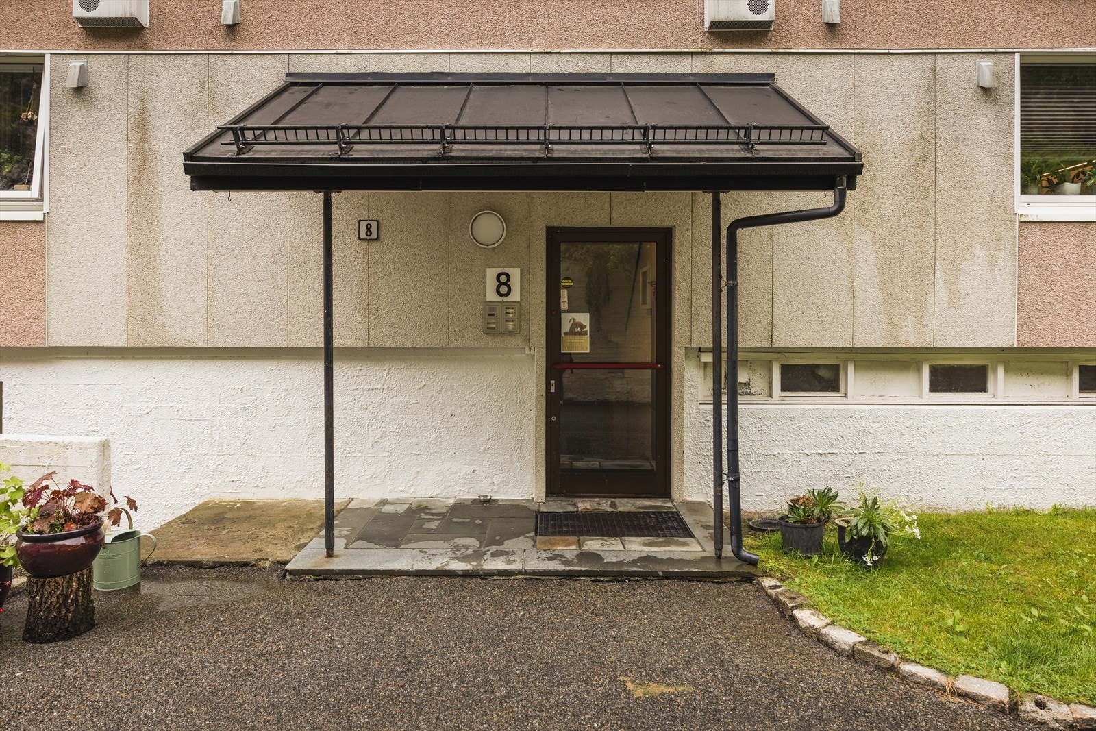 Leiligheten ligger i byggets 2.etasje Galleribilde
