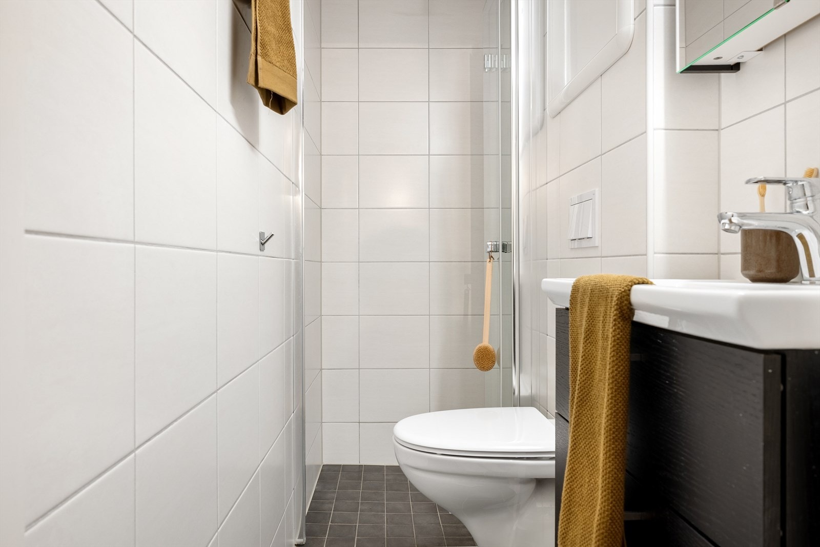 Badet ble pusset opp av fagfolk i 2022 og inneholder dusj, vegghengt toalett og innredning med servant Galleribilde