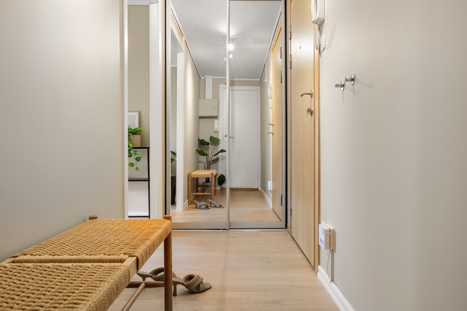 God plass i garderobeskap i gangen Galleribilde