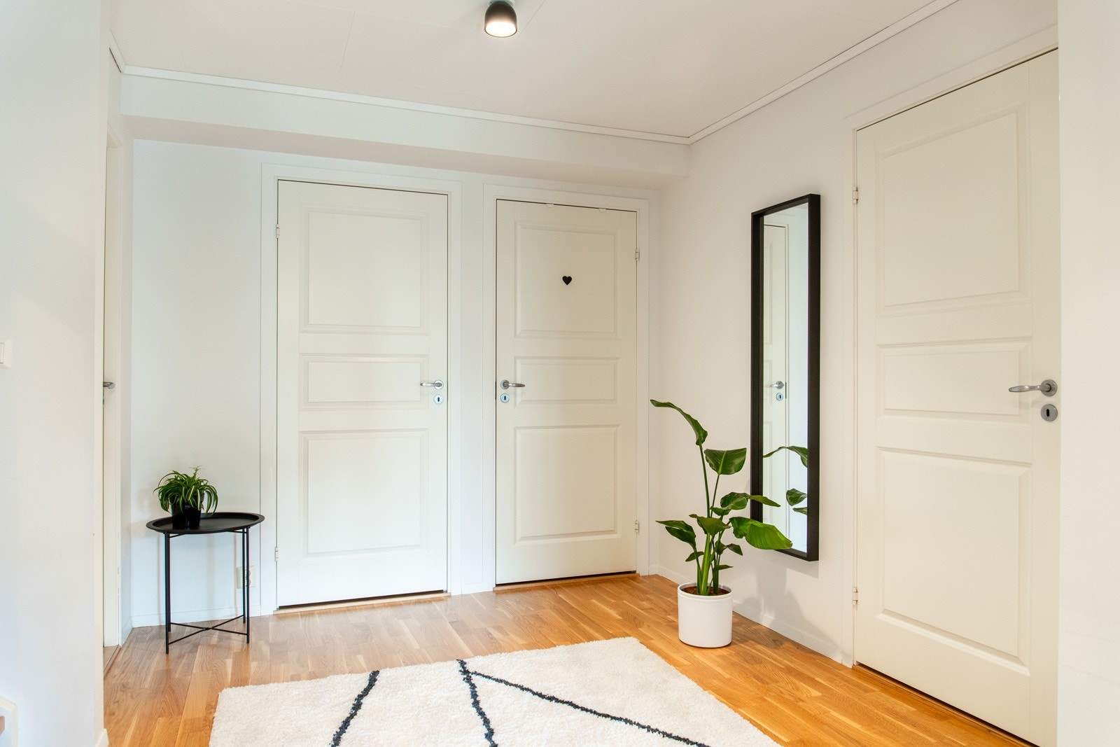 Dører inn til wc, bad og bod som går videre inn i carporten Galleribilde