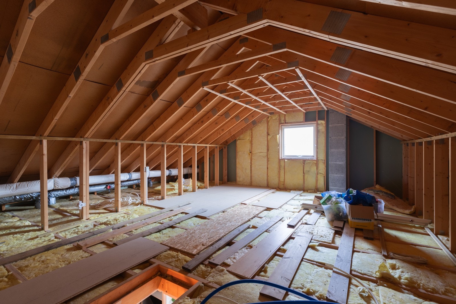 Stort uinnredet loft via loftluke i trapperom Galleribilde