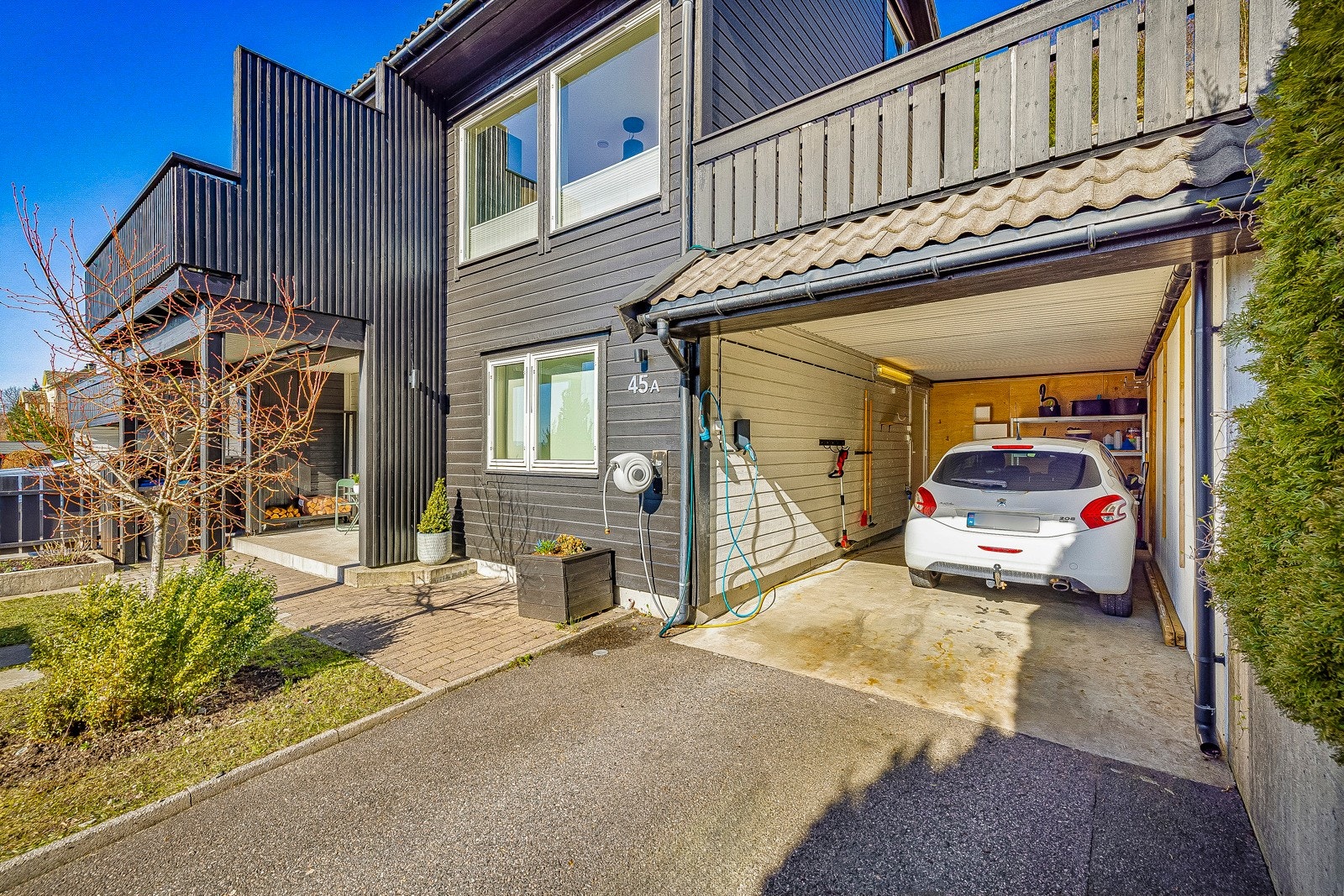 Parkering i carport med el-bil lader Galleribilde