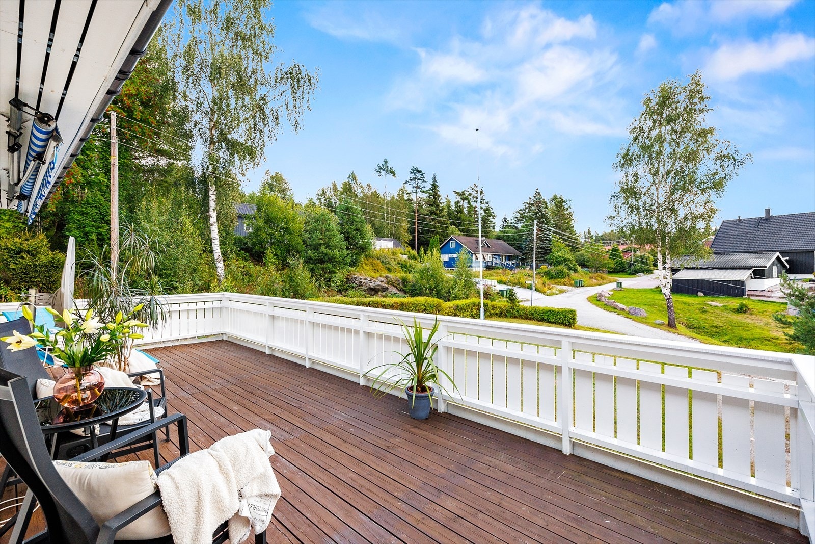 God plass til flere utegrupper og grill. Galleribilde