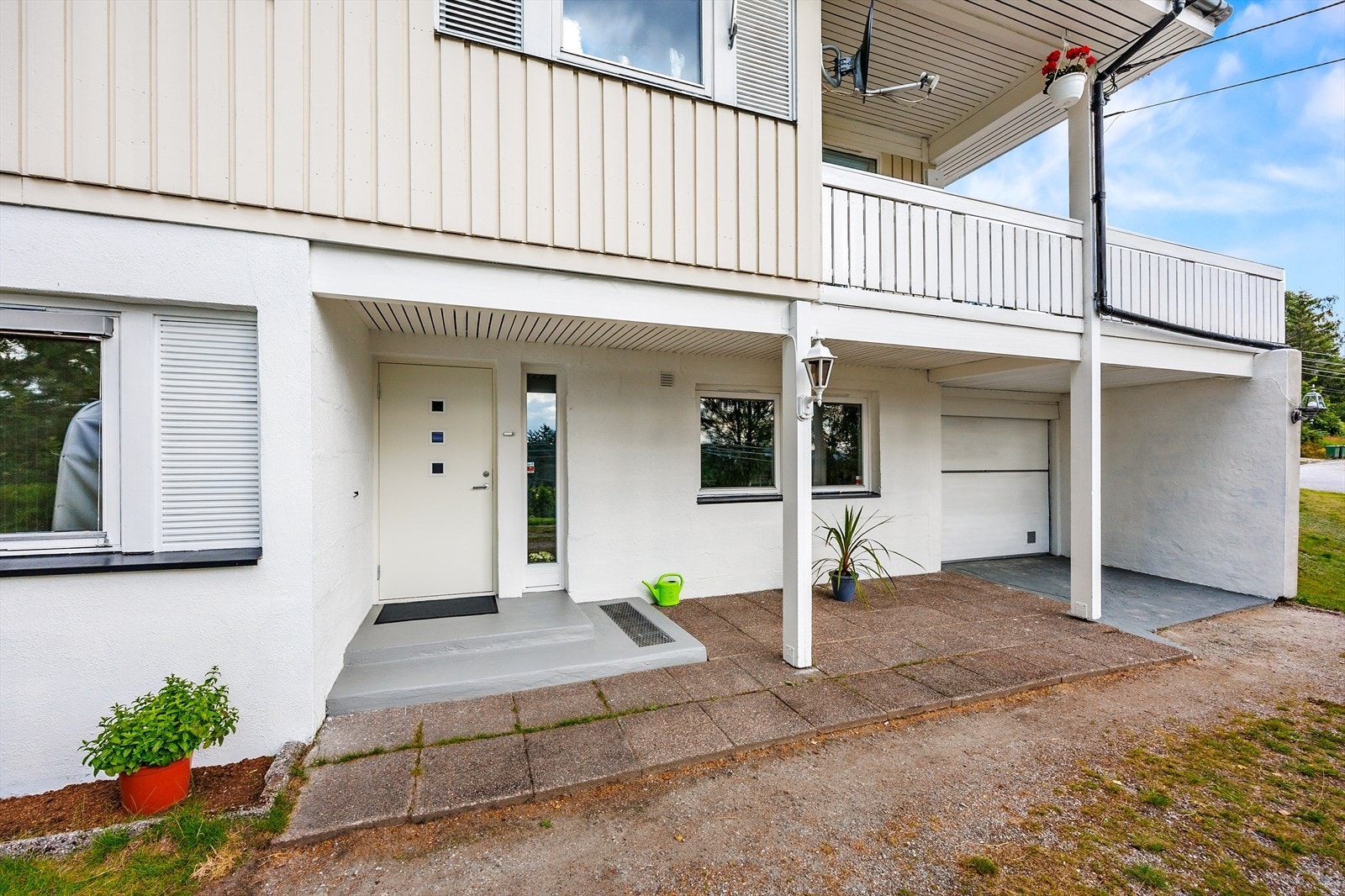 Inngangspartiet er praktisk overbygd og har en gruslagt adkomst, og hellelagt uteplass med plass til utegruppe. Galleribilde