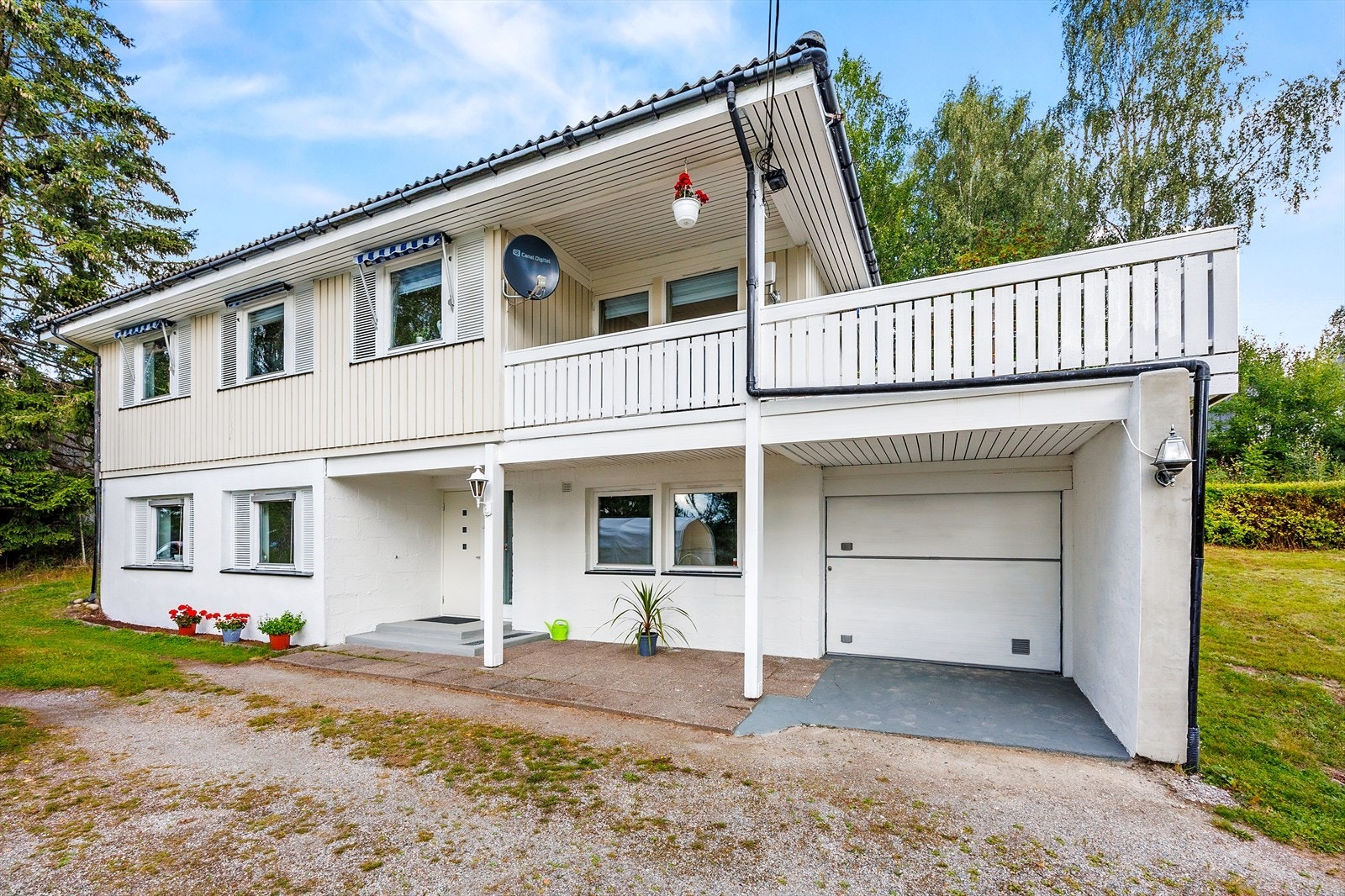 Enebolig over to plan med integrert garasje og str terrasse med utgang fra stue Galleribilde
